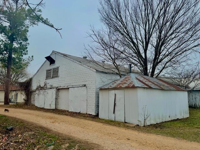 202 NE 2nd St, Smithville, TX 78957