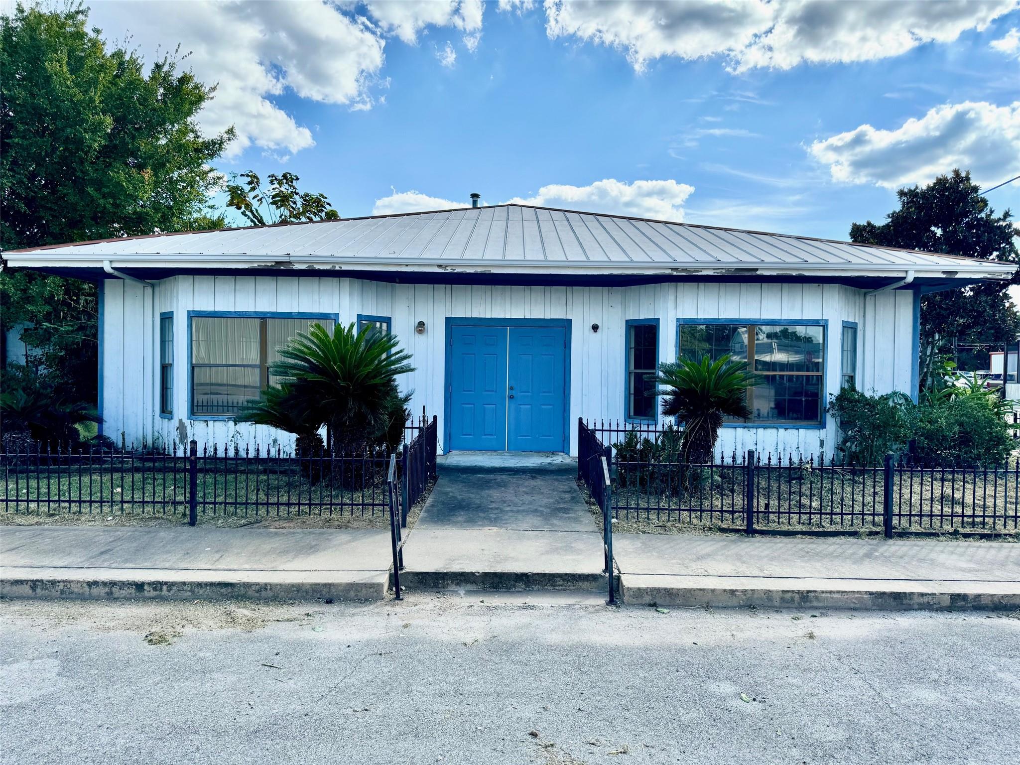 202 NE 2nd St, Smithville, TX 78957