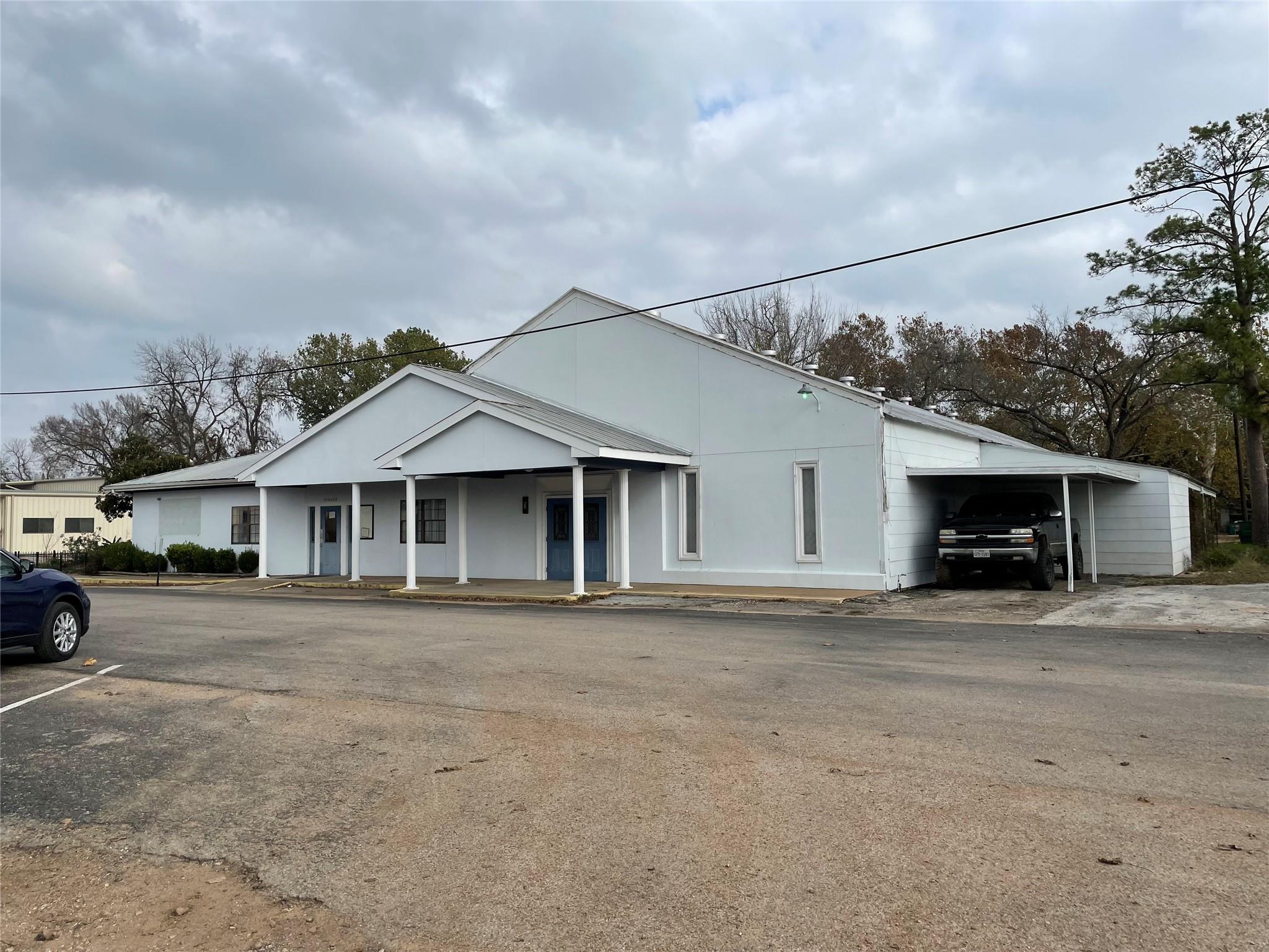 202 NE 2nd St, Smithville, TX 78957