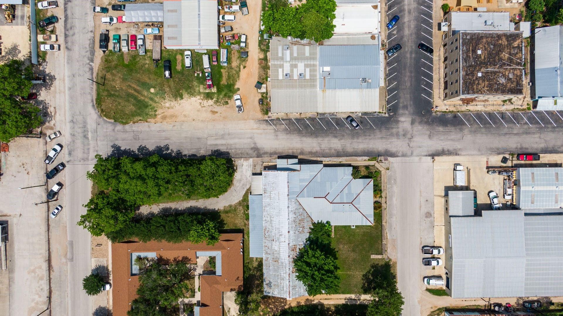 202 NE 2nd St, Smithville, TX 78957