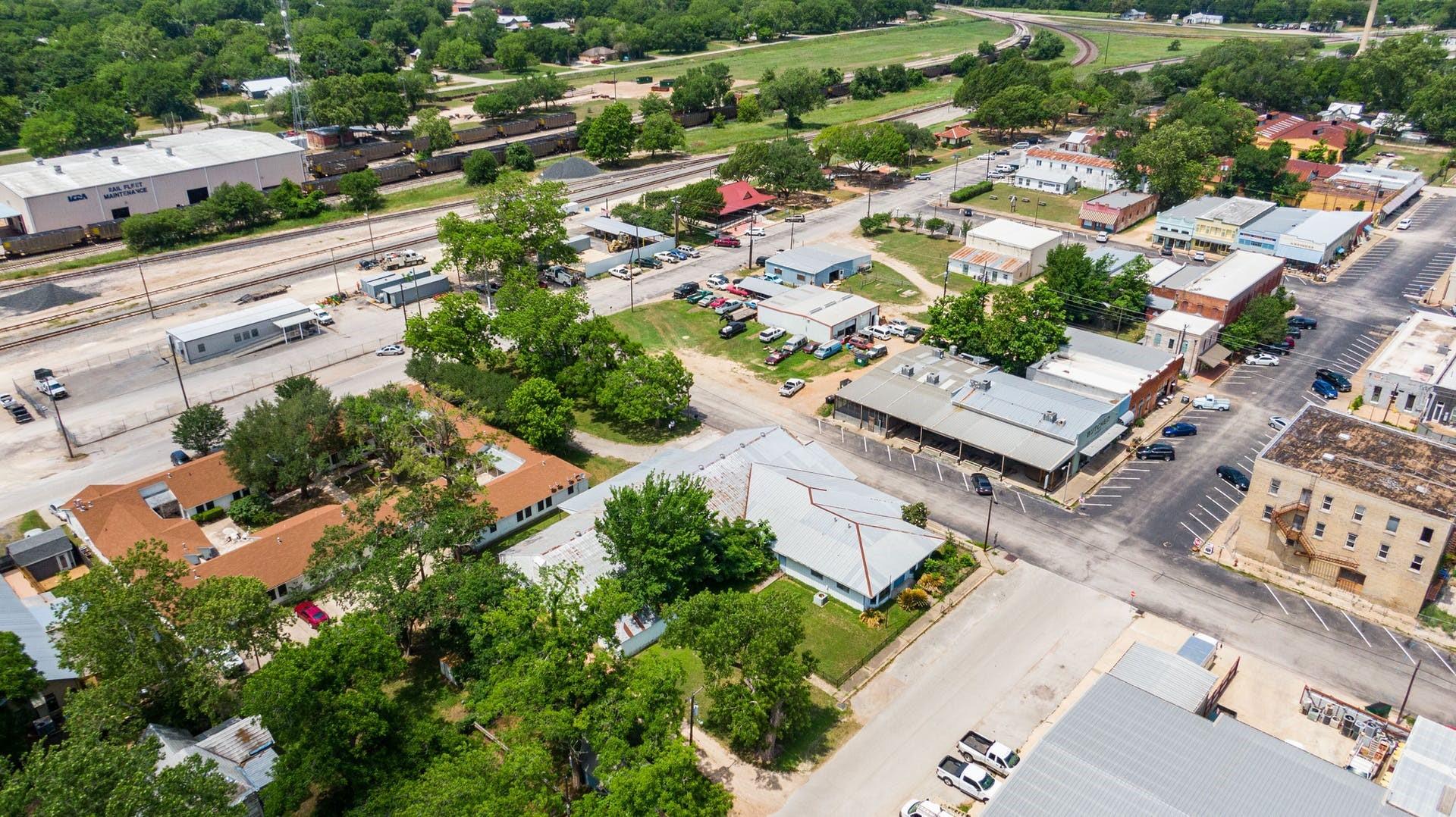 202 NE 2nd St, Smithville, TX 78957