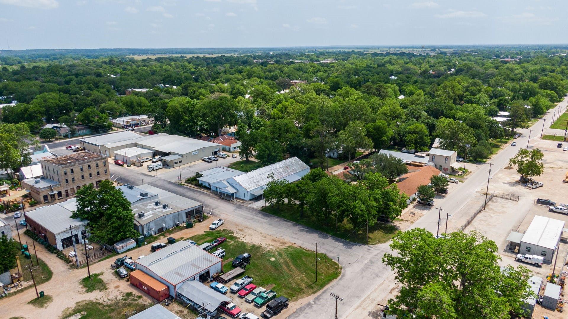 202 NE 2nd St, Smithville, TX 78957