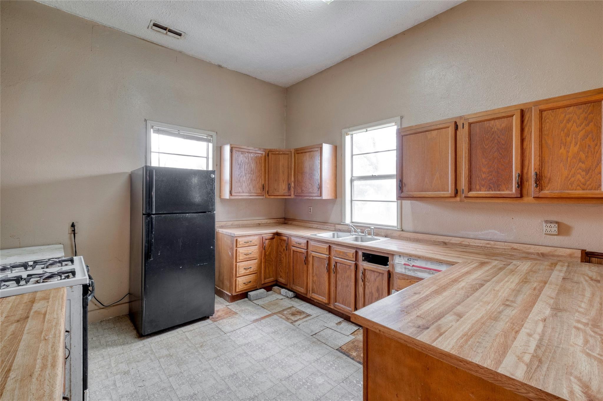 701 NE 1st St, Smithville, TX 78957