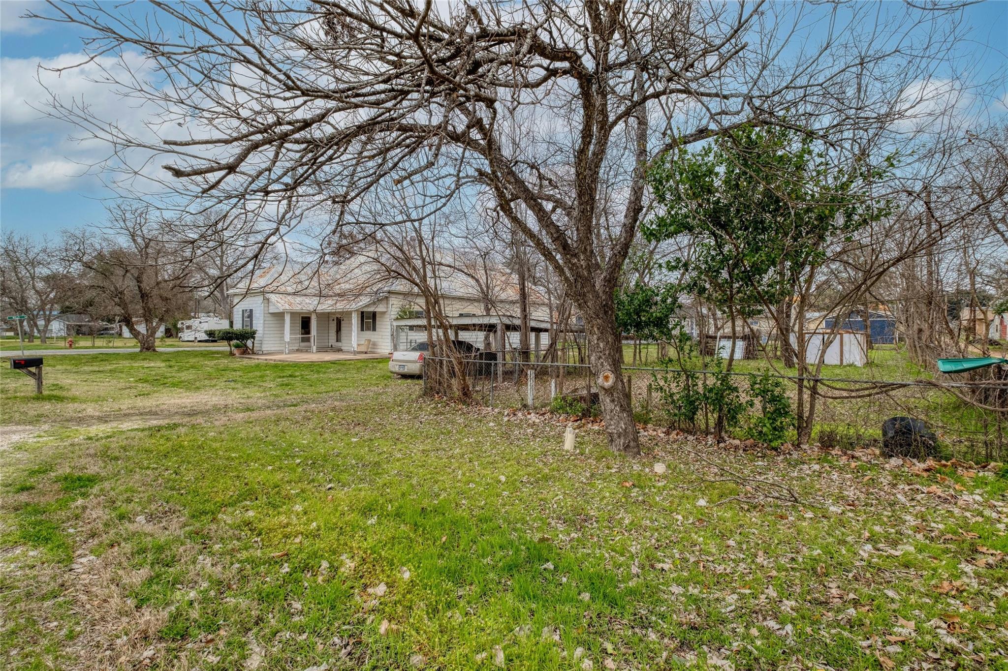 701 NE 1st St, Smithville, TX 78957