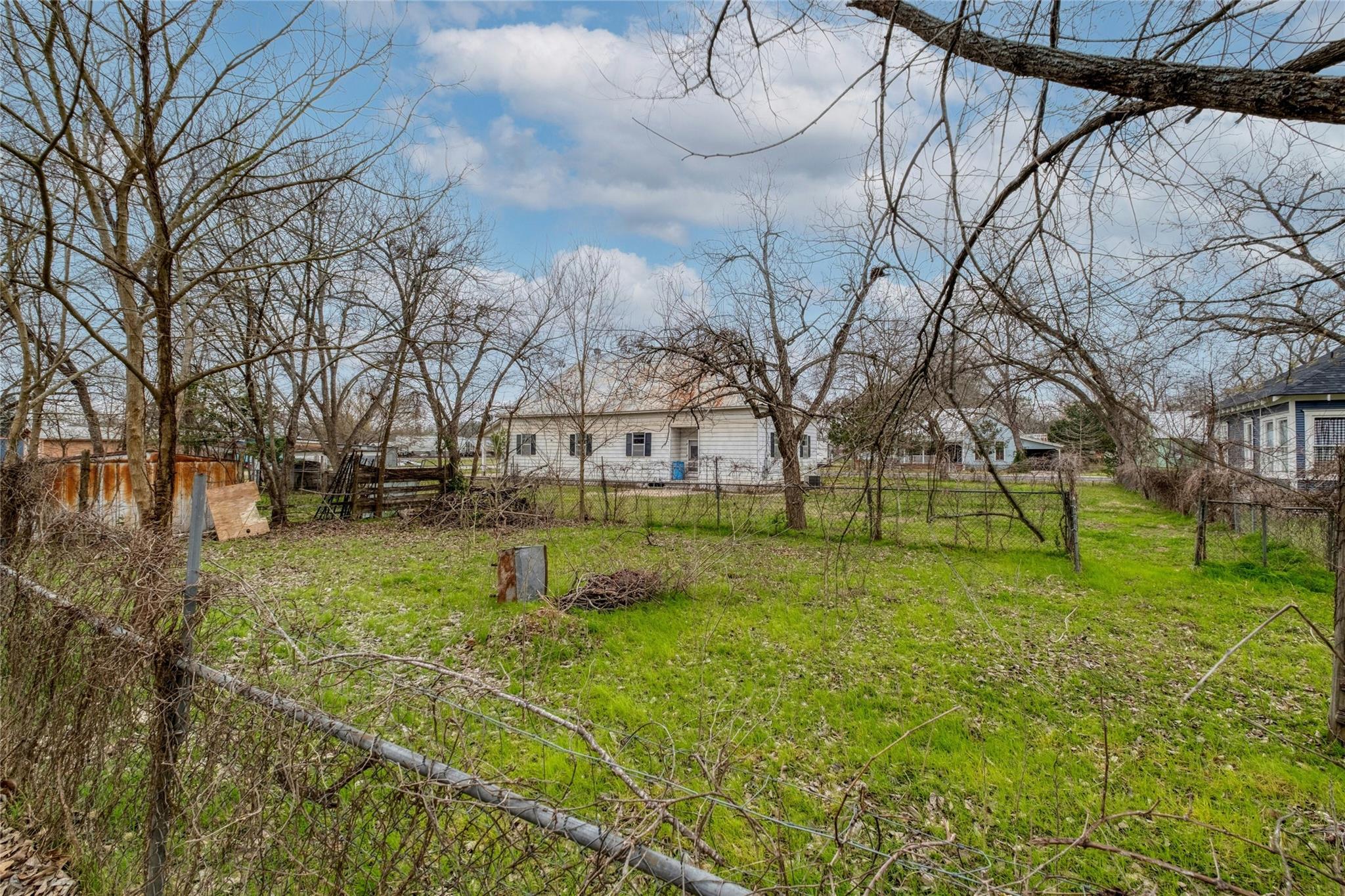 701 NE 1st St, Smithville, TX 78957