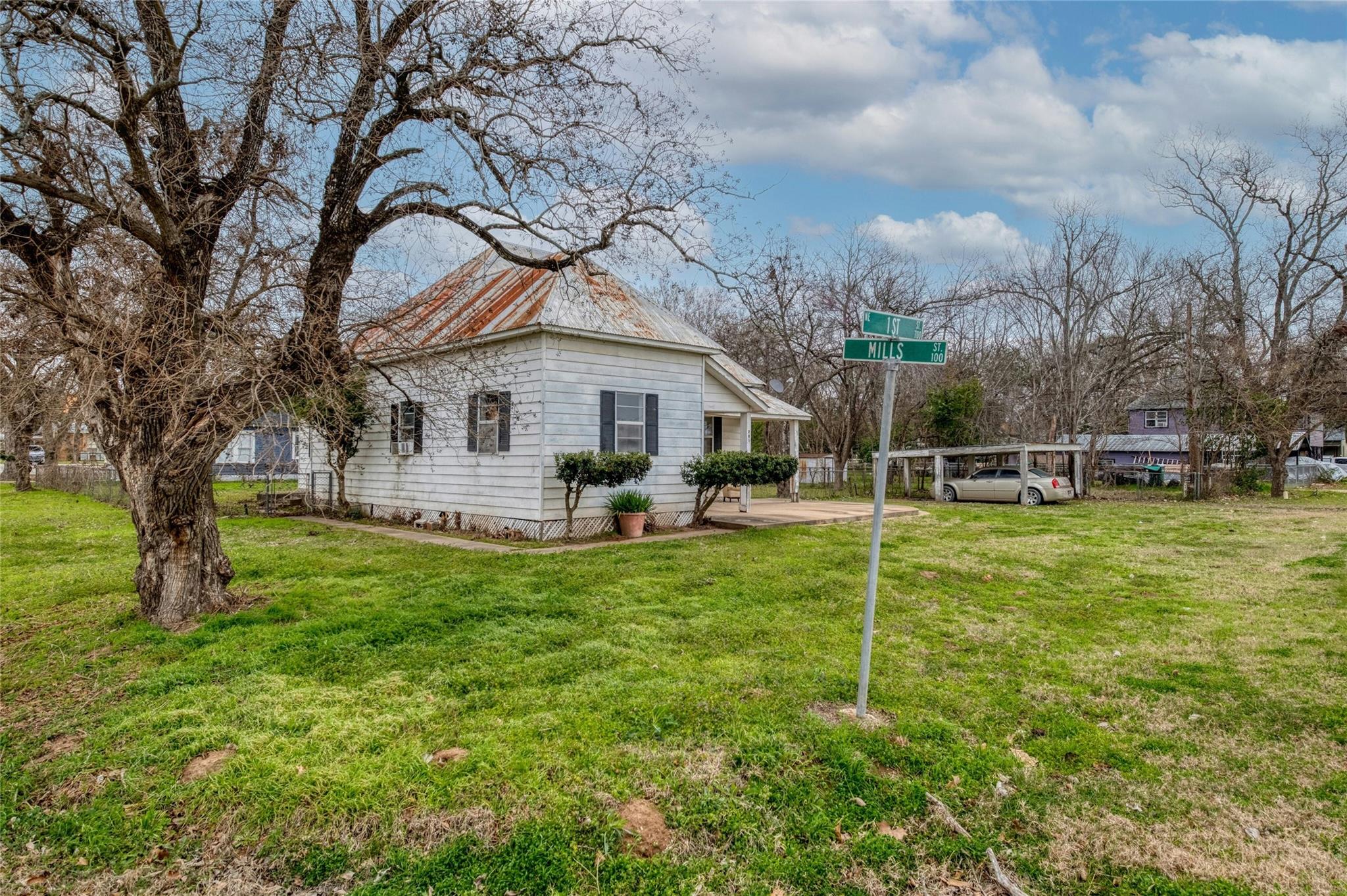 701 NE 1st St, Smithville, TX 78957
