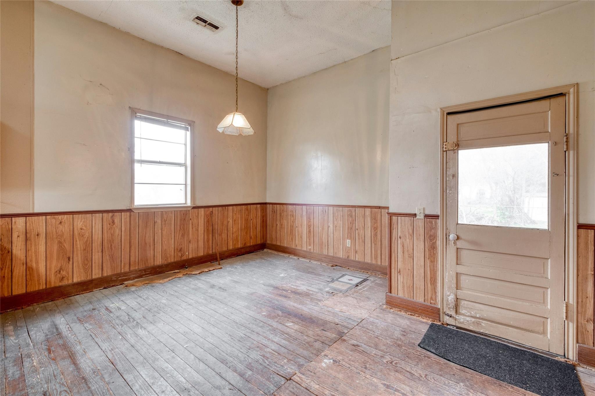 701 NE 1st St, Smithville, TX 78957