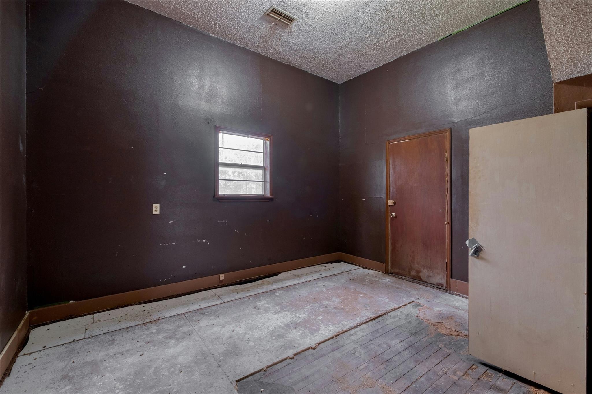 701 NE 1st St, Smithville, TX 78957