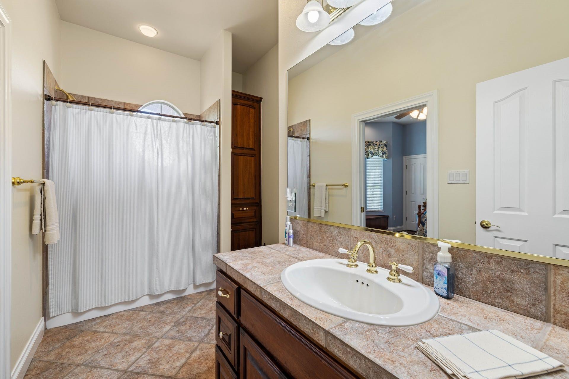 194 Gabriel Meadows Dr, Hutto, TX 78634