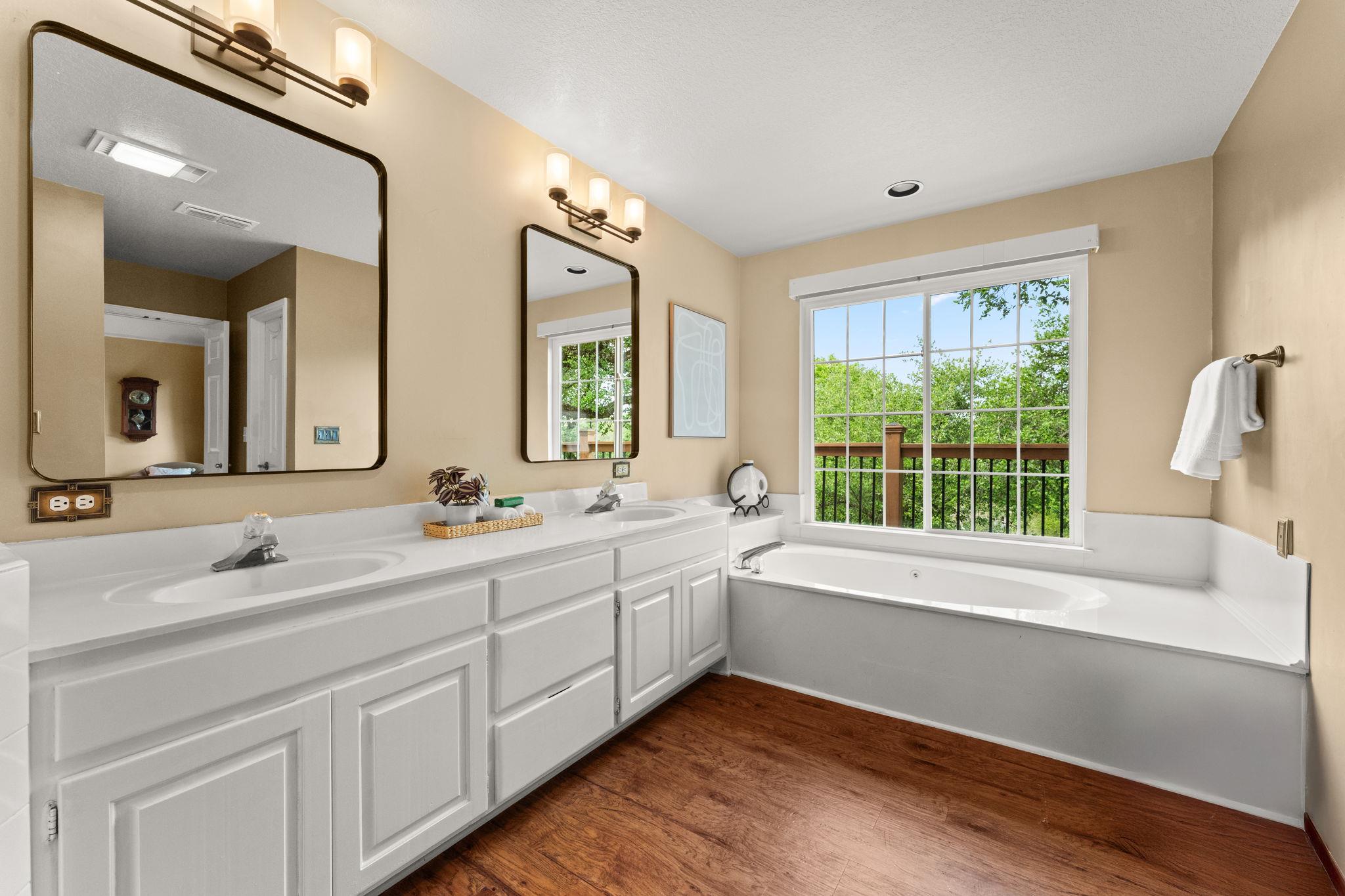 558 Peterson Ln, Lakeway, TX 78734