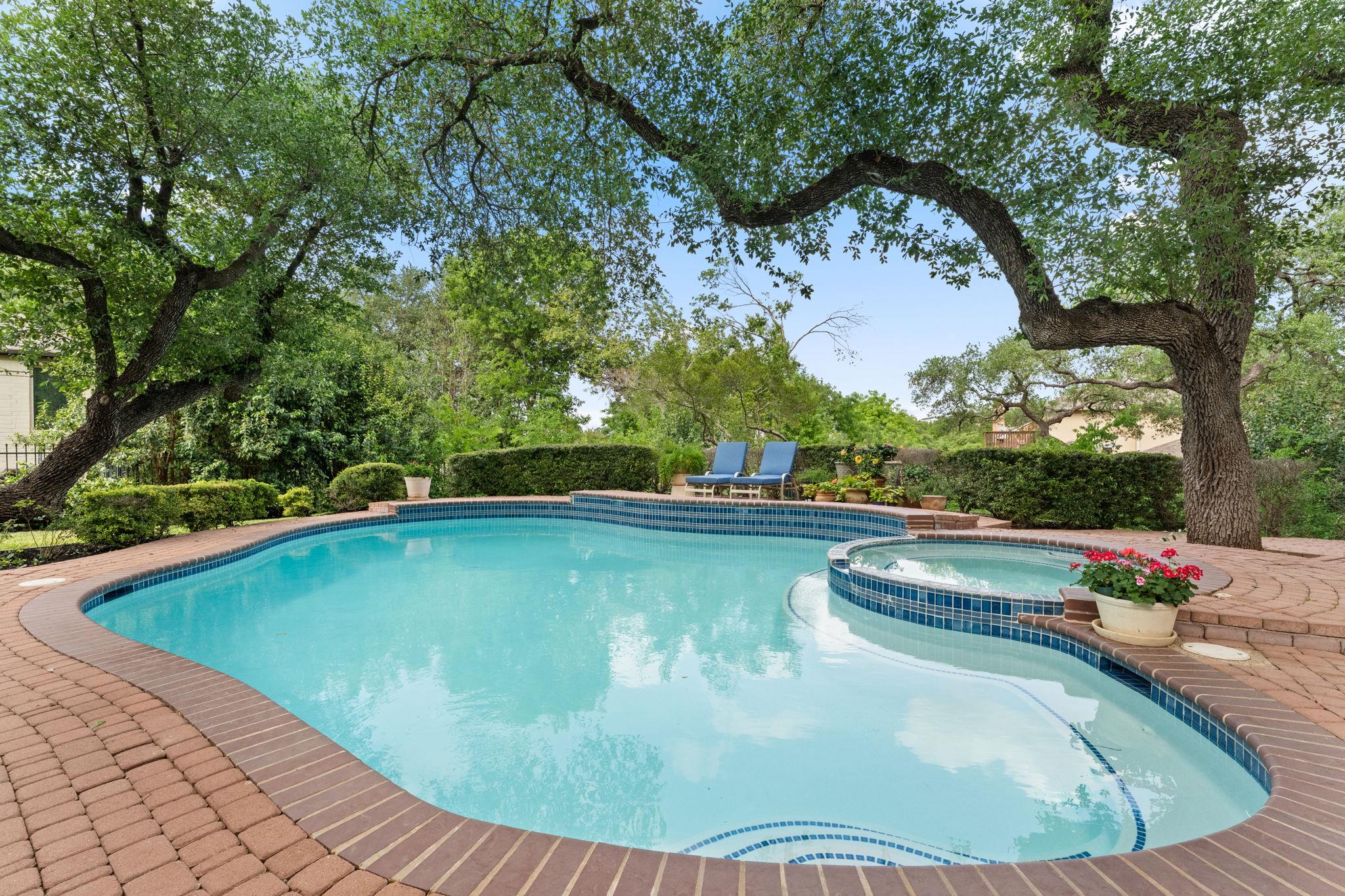 558 Peterson Ln, Lakeway, TX 78734