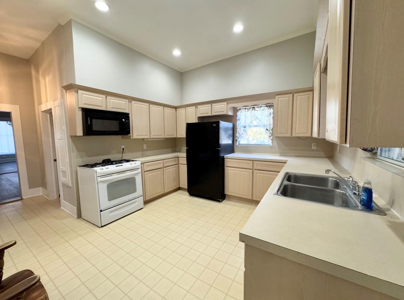 419 S Avenue C, Elgin, TX 78621