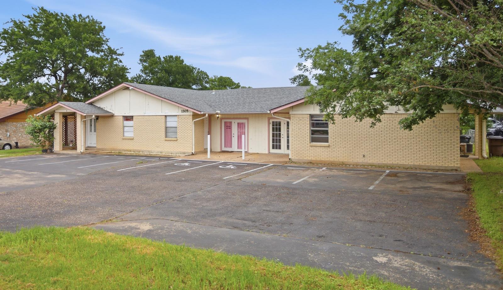1305 S MAYS St # C&D, Round Rock, TX 78664