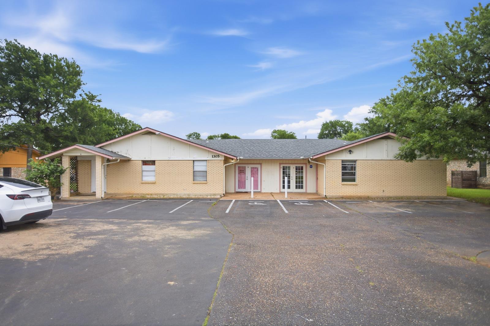 1305 S MAYS St # C&D, Round Rock, TX 78664