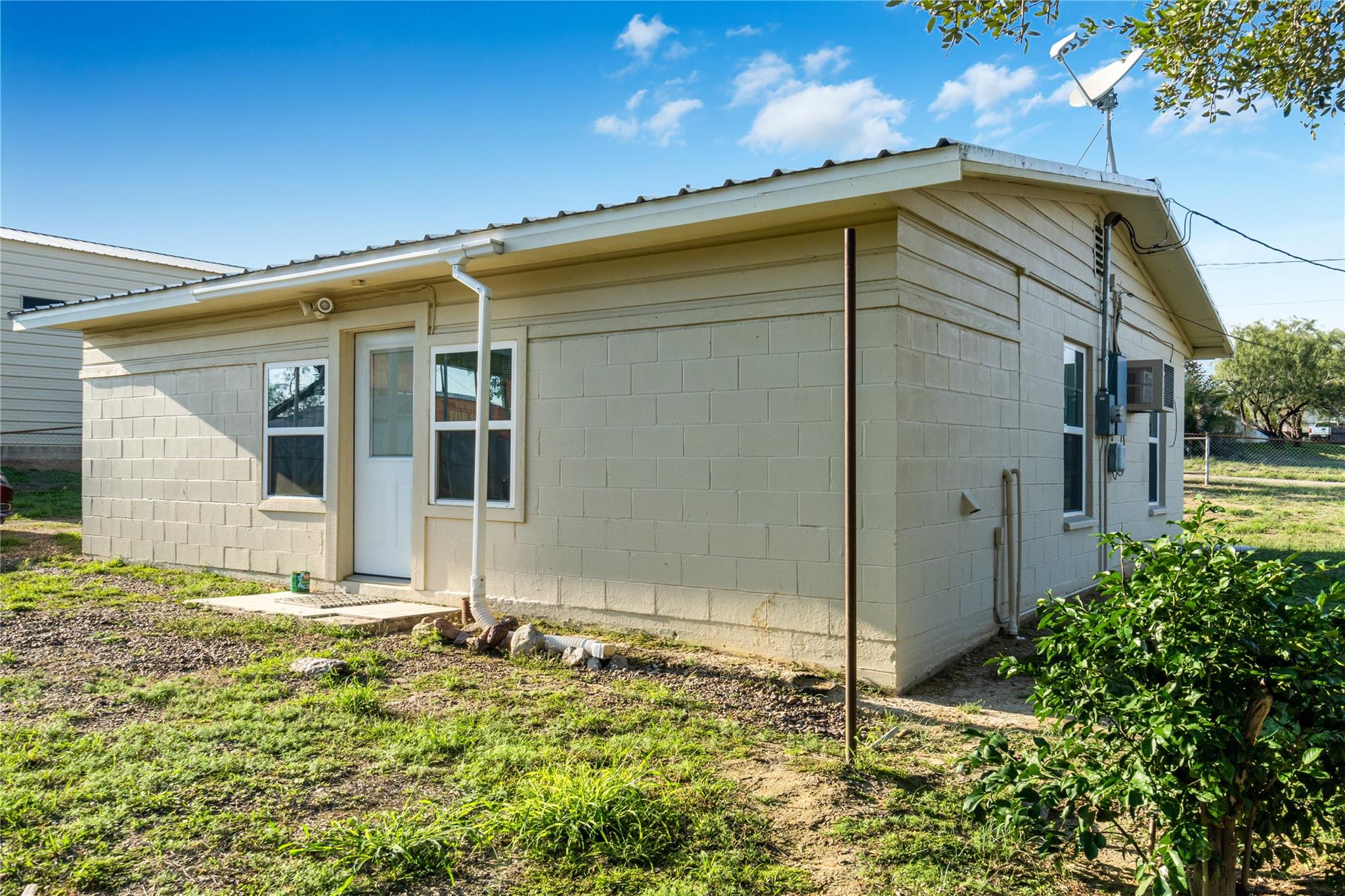 106 Overview Dr, Zapata, TX 78076