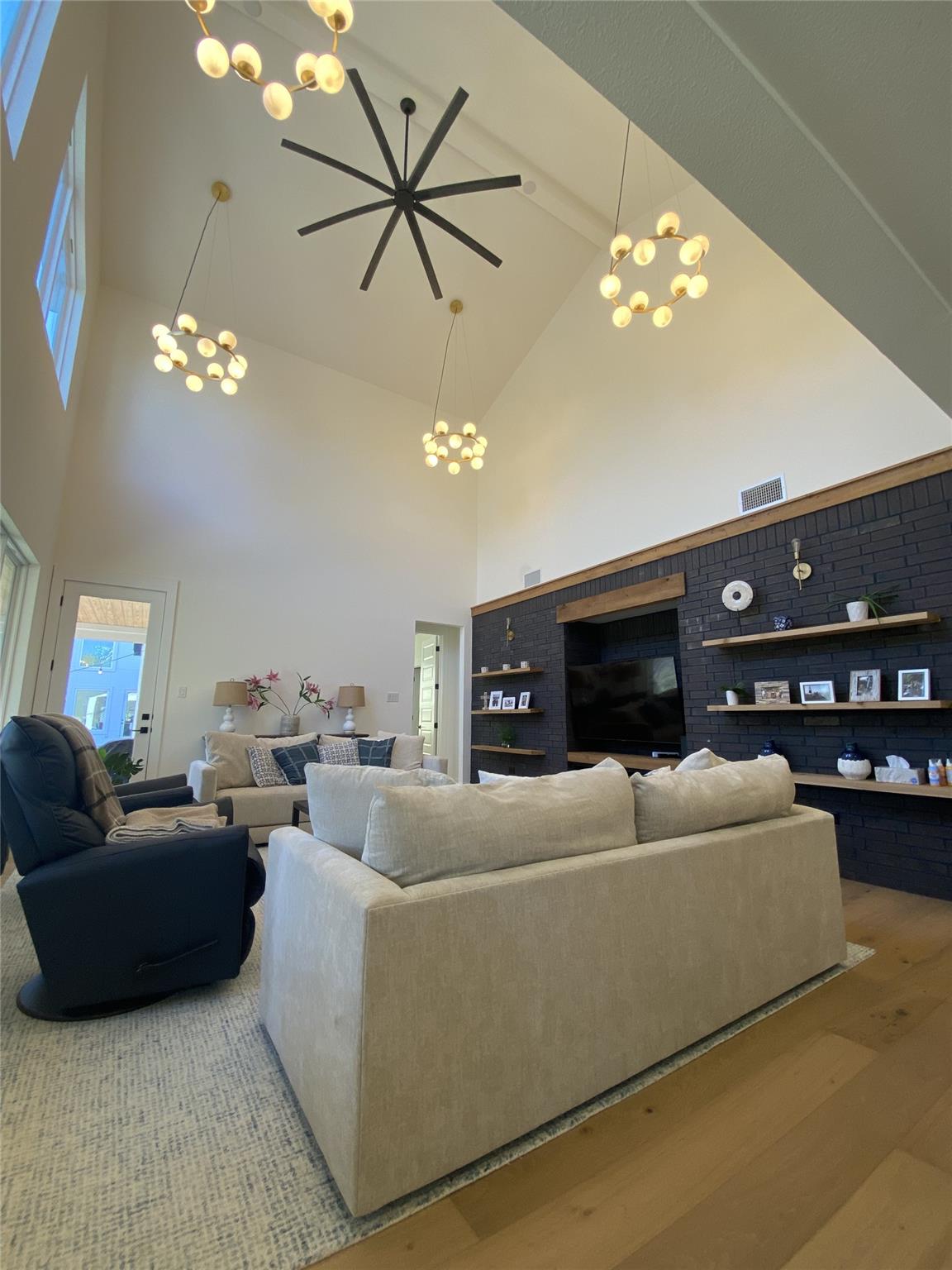11119 Lakeside Dr, Jonestown, TX 78645