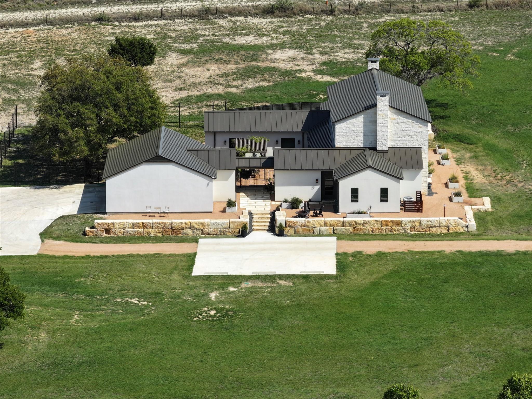 130 Overlook Dr, Fredericksburg, TX 78624