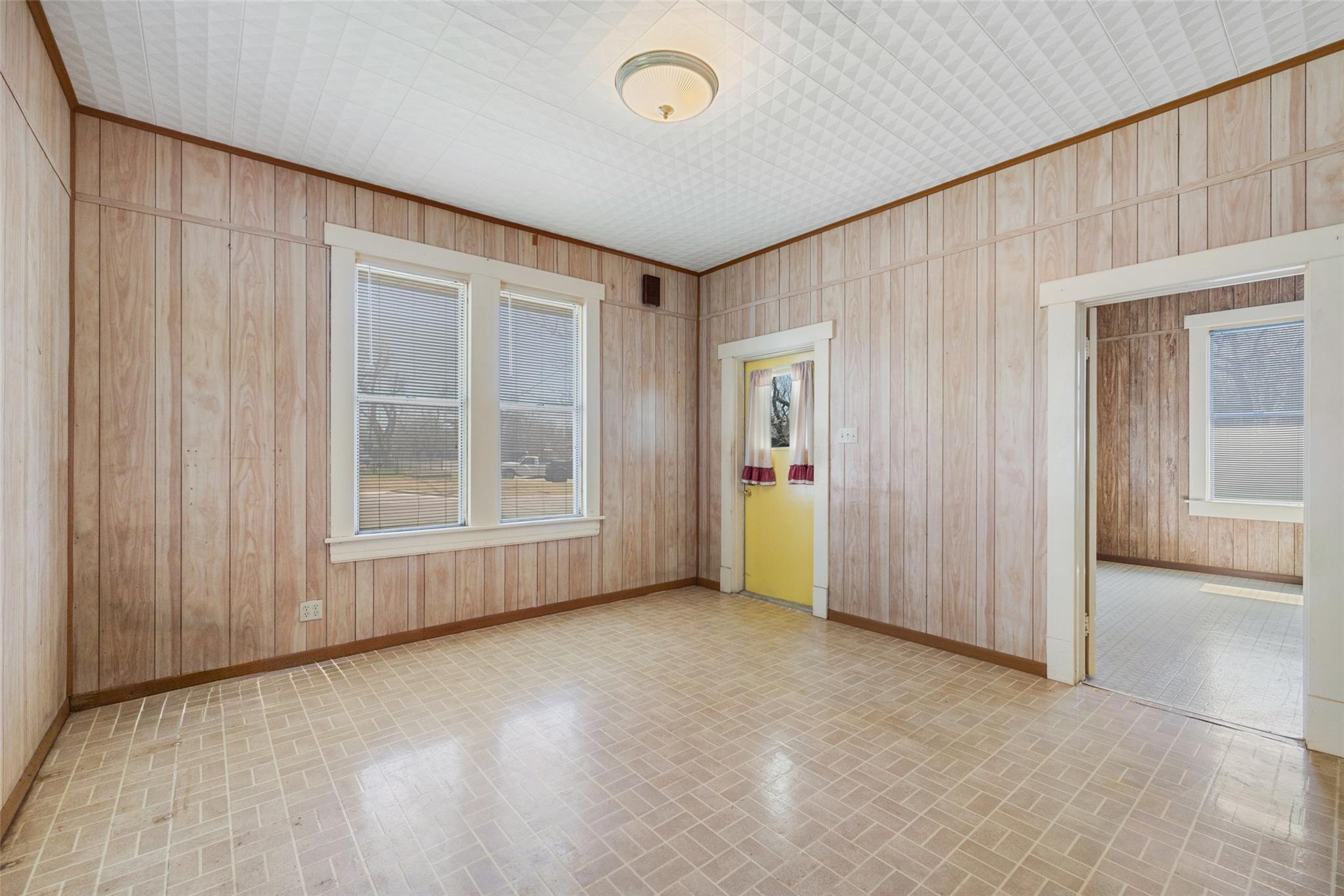 303 Vernon St, Taylor, TX 76574