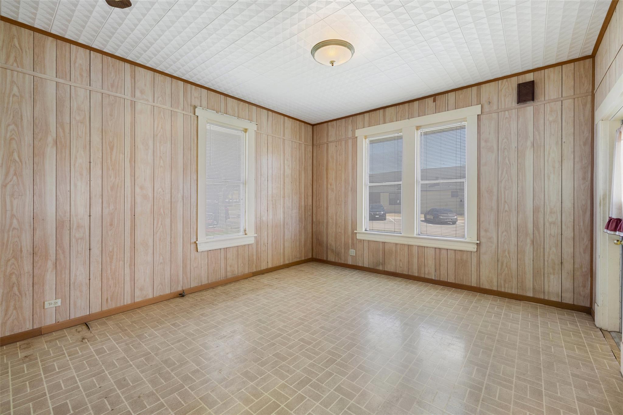 303 Vernon St, Taylor, TX 76574