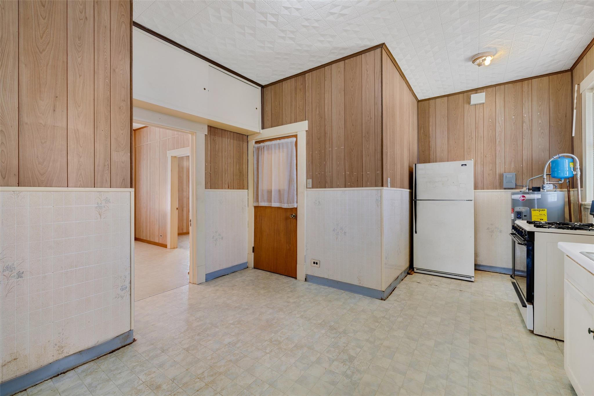 303 Vernon St, Taylor, TX 76574