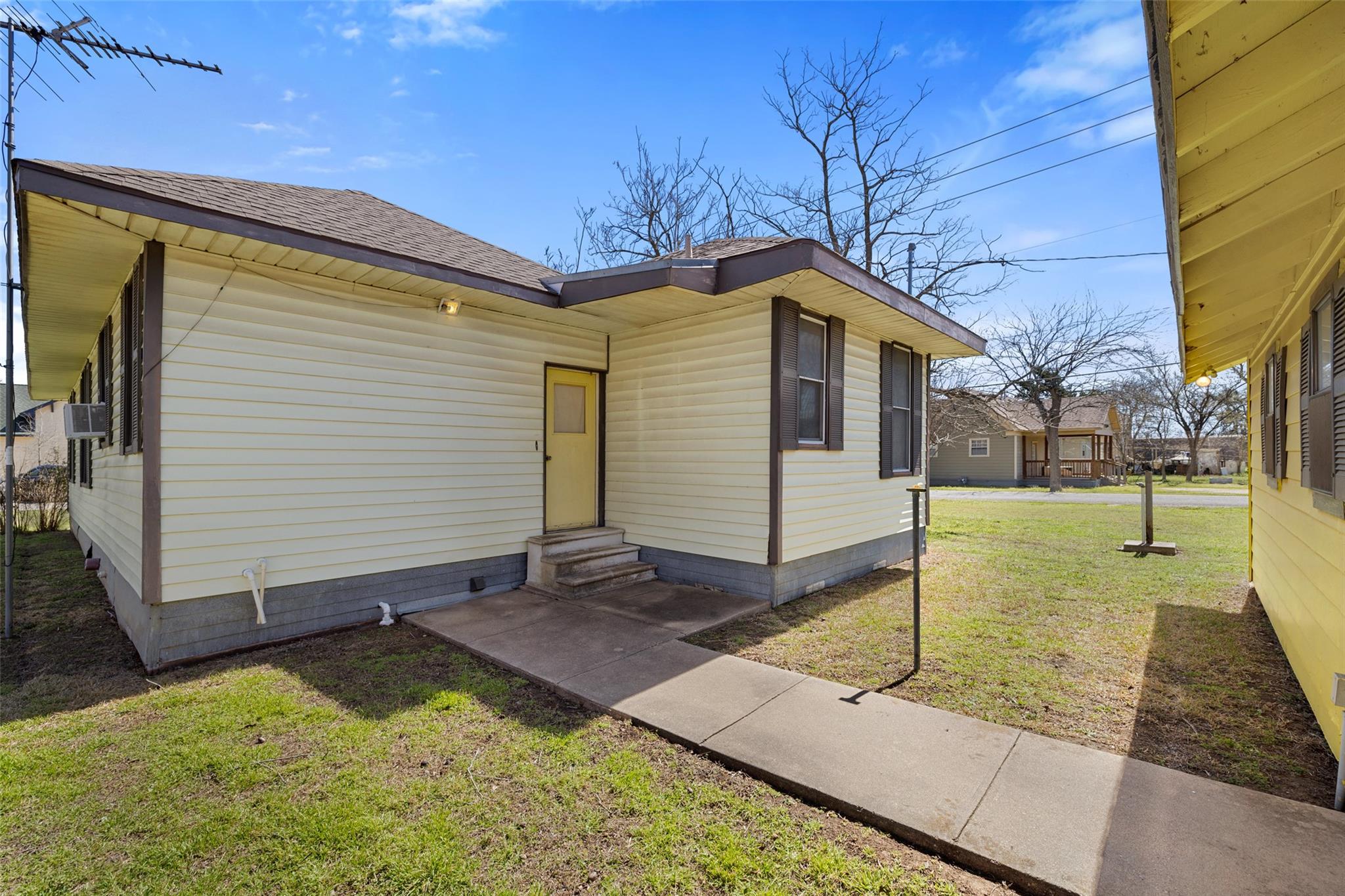 303 Vernon St, Taylor, TX 76574