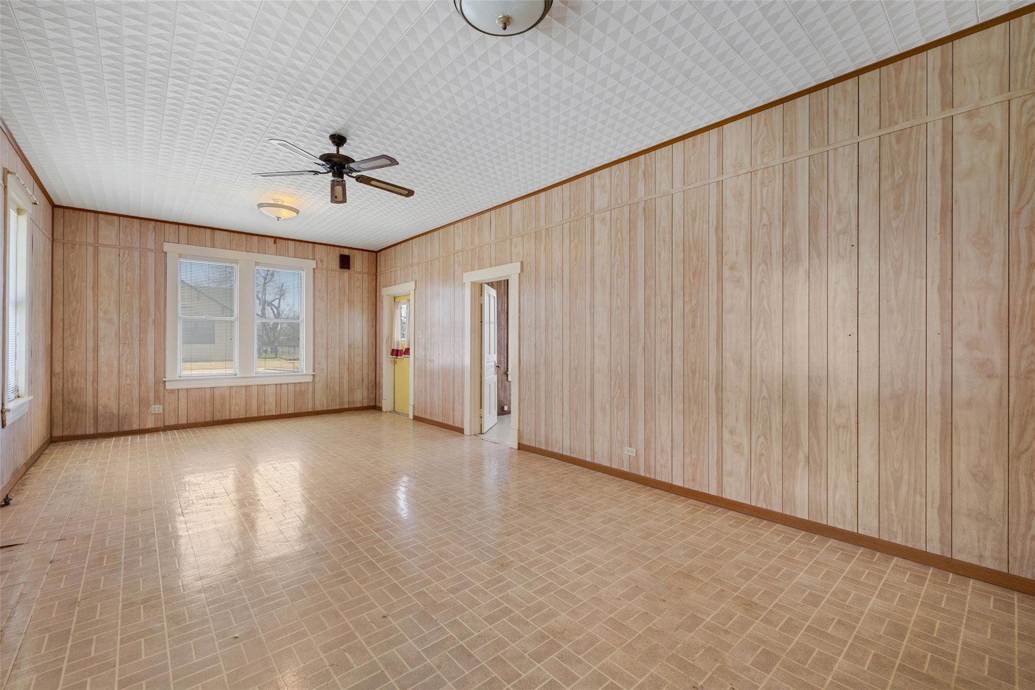 303 Vernon St, Taylor, TX 76574