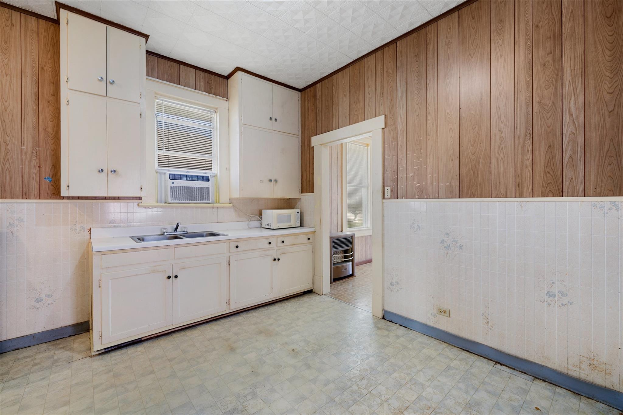 303 Vernon St, Taylor, TX 76574