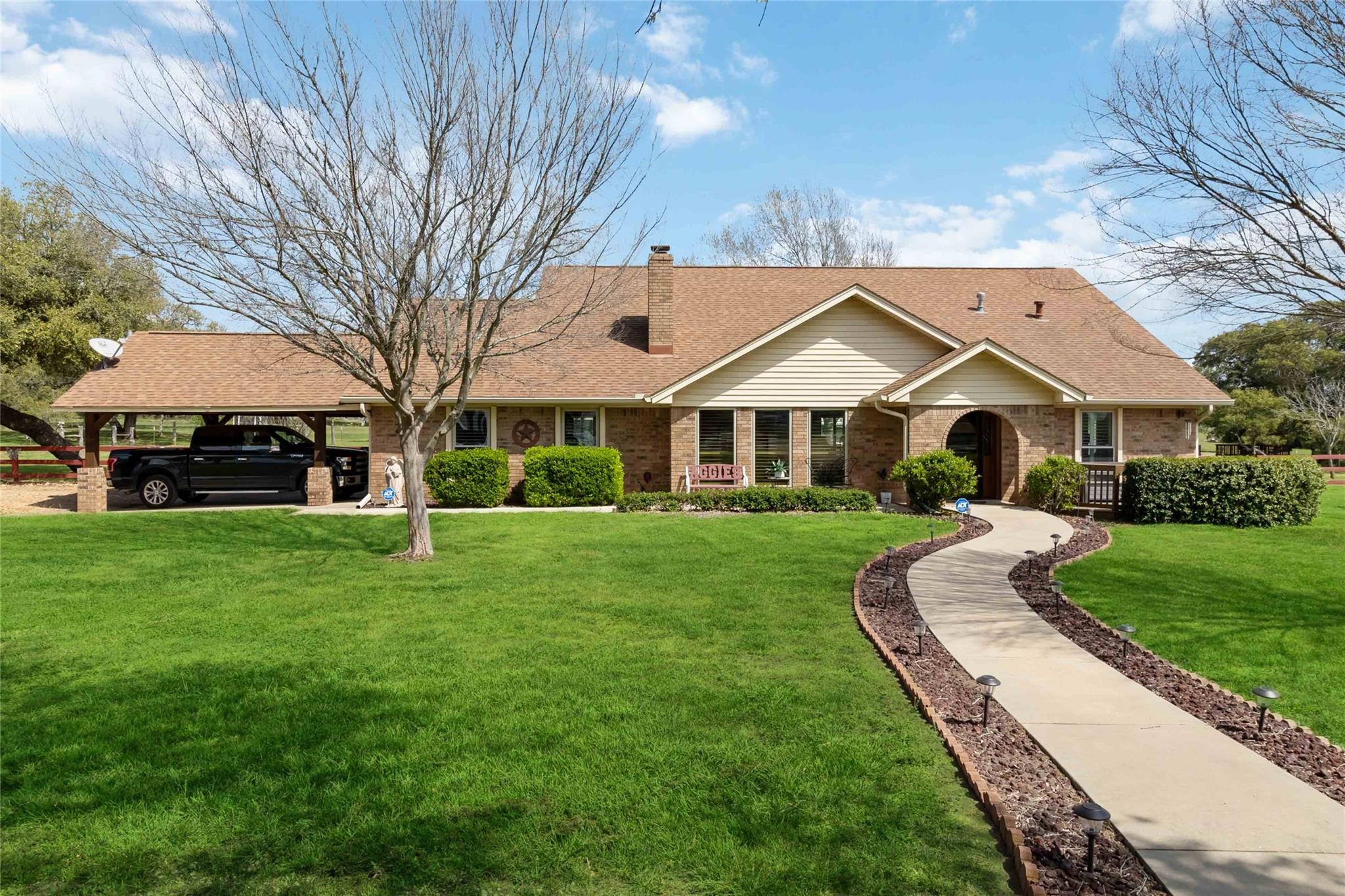 275 Saegert Rd, Paige, TX 78659