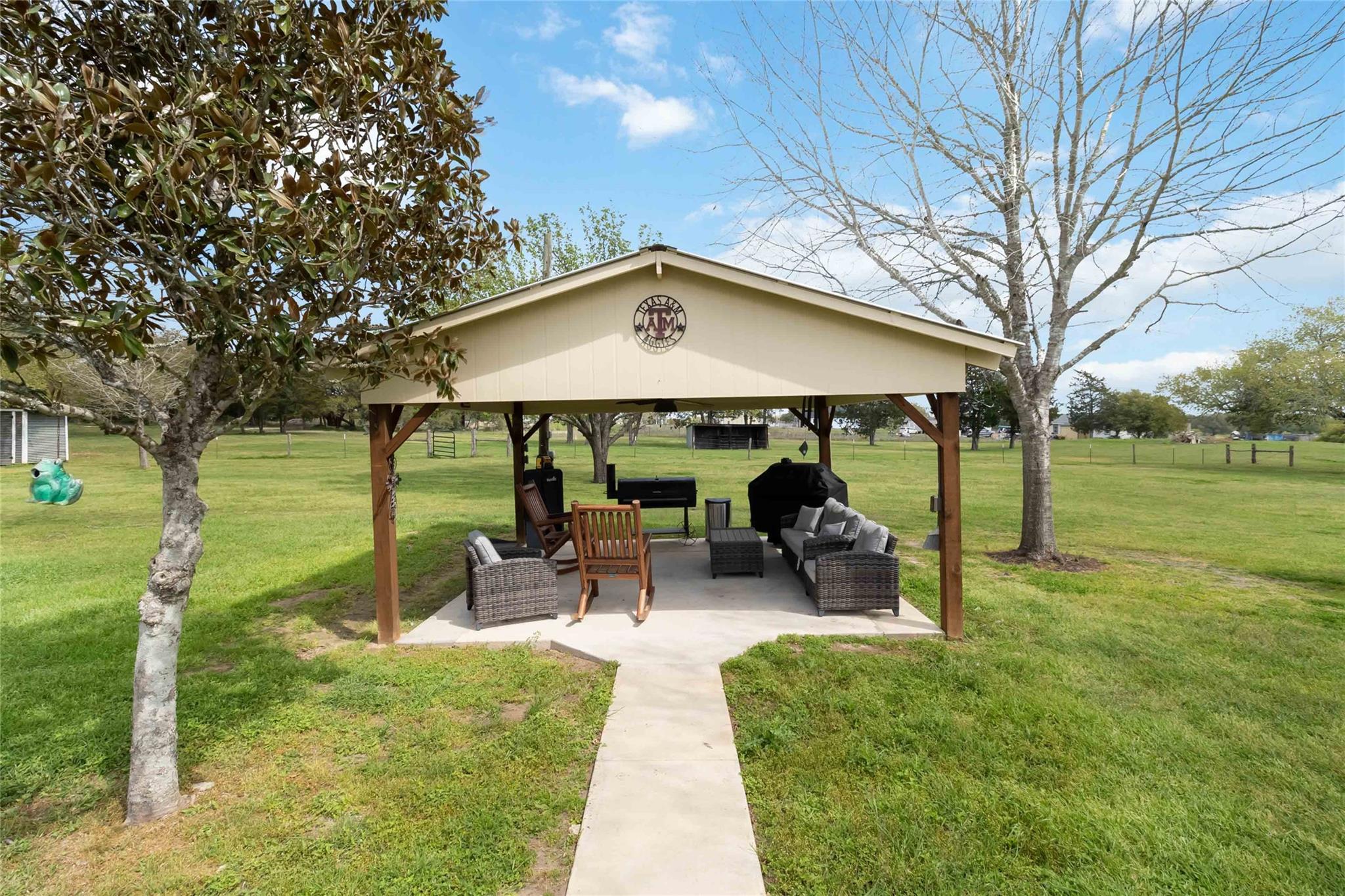 275 Saegert Rd, Paige, TX 78659
