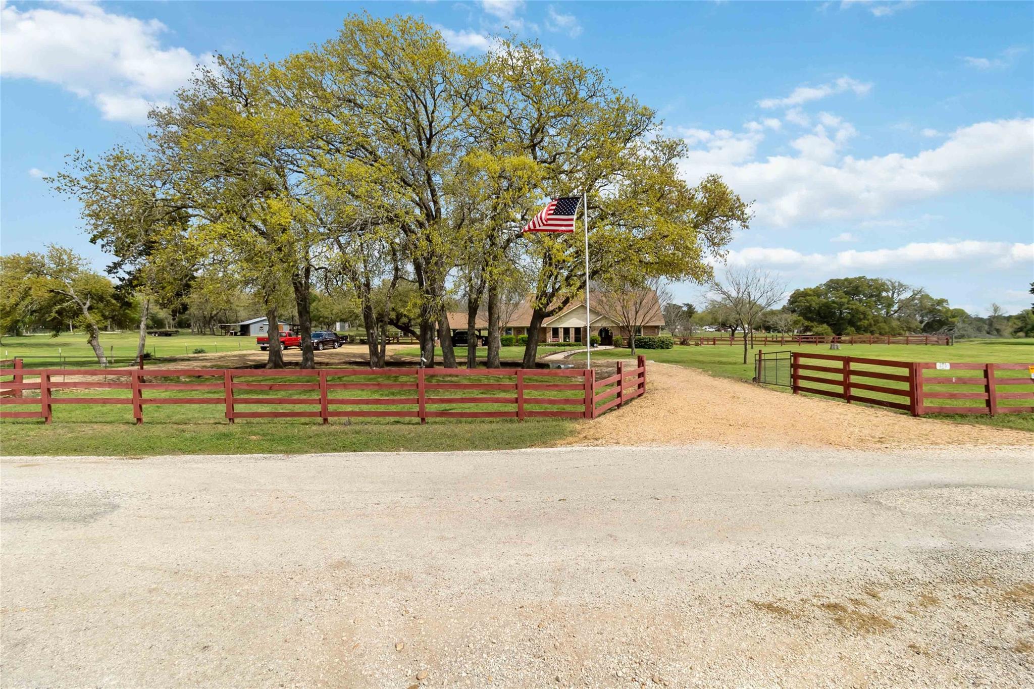 275 Saegert Rd, Paige, TX 78659