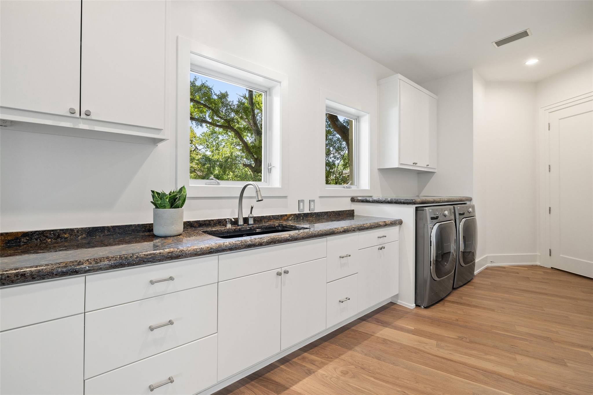 706 Las Lomas Dr, West Lake Hills, TX 78746