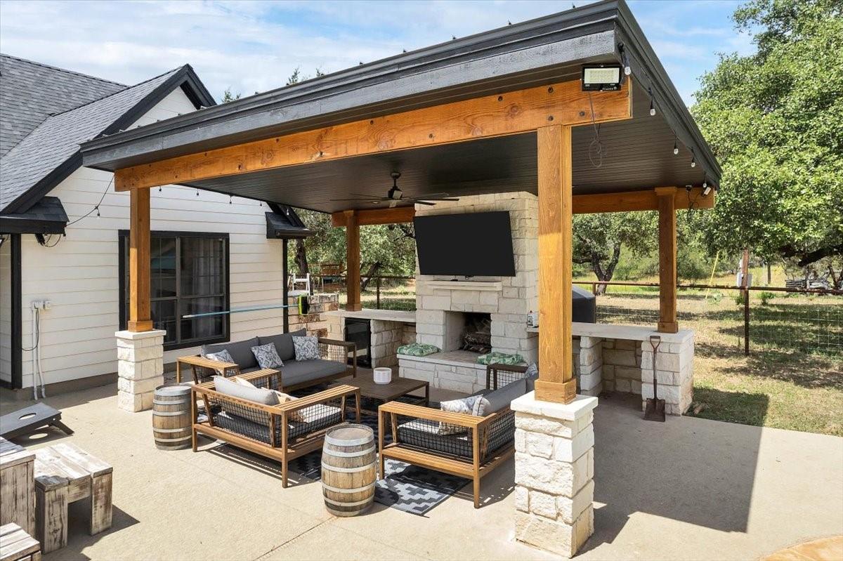 404 County Road 421, Spicewood, TX 78669