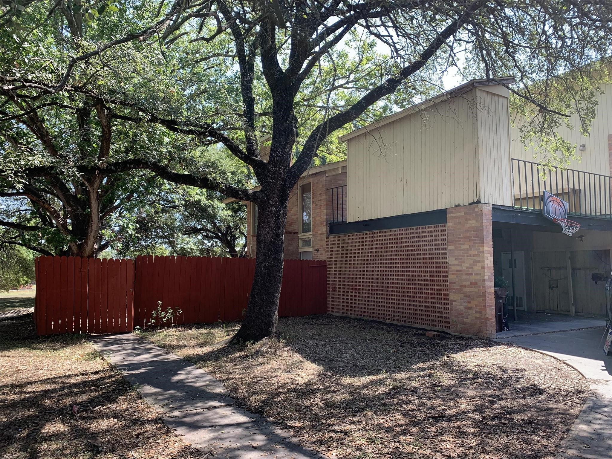 1012 Bois Darc St, Lockhart, TX 78644