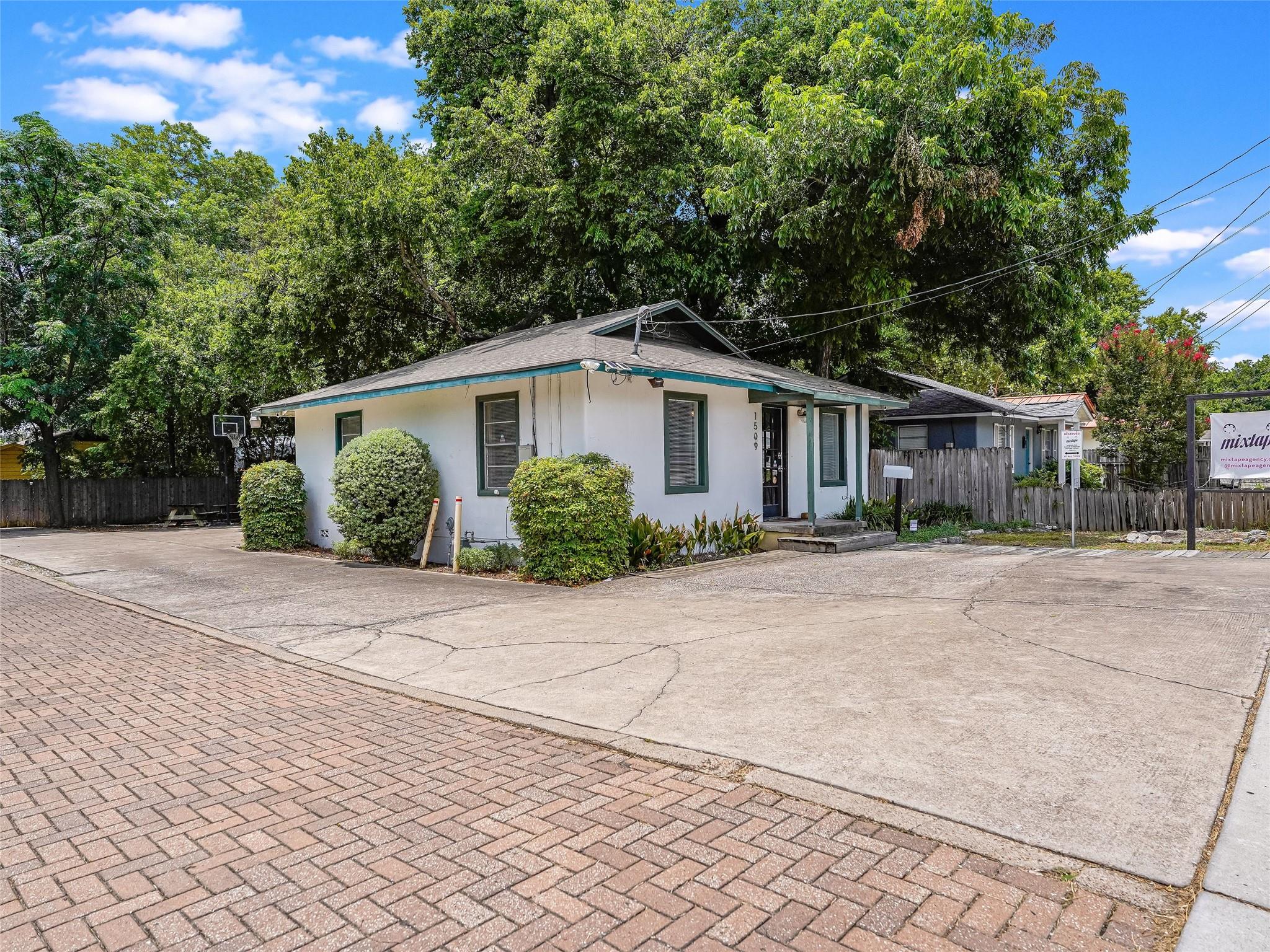 1509 W Koenig Ln, Austin, TX 78756