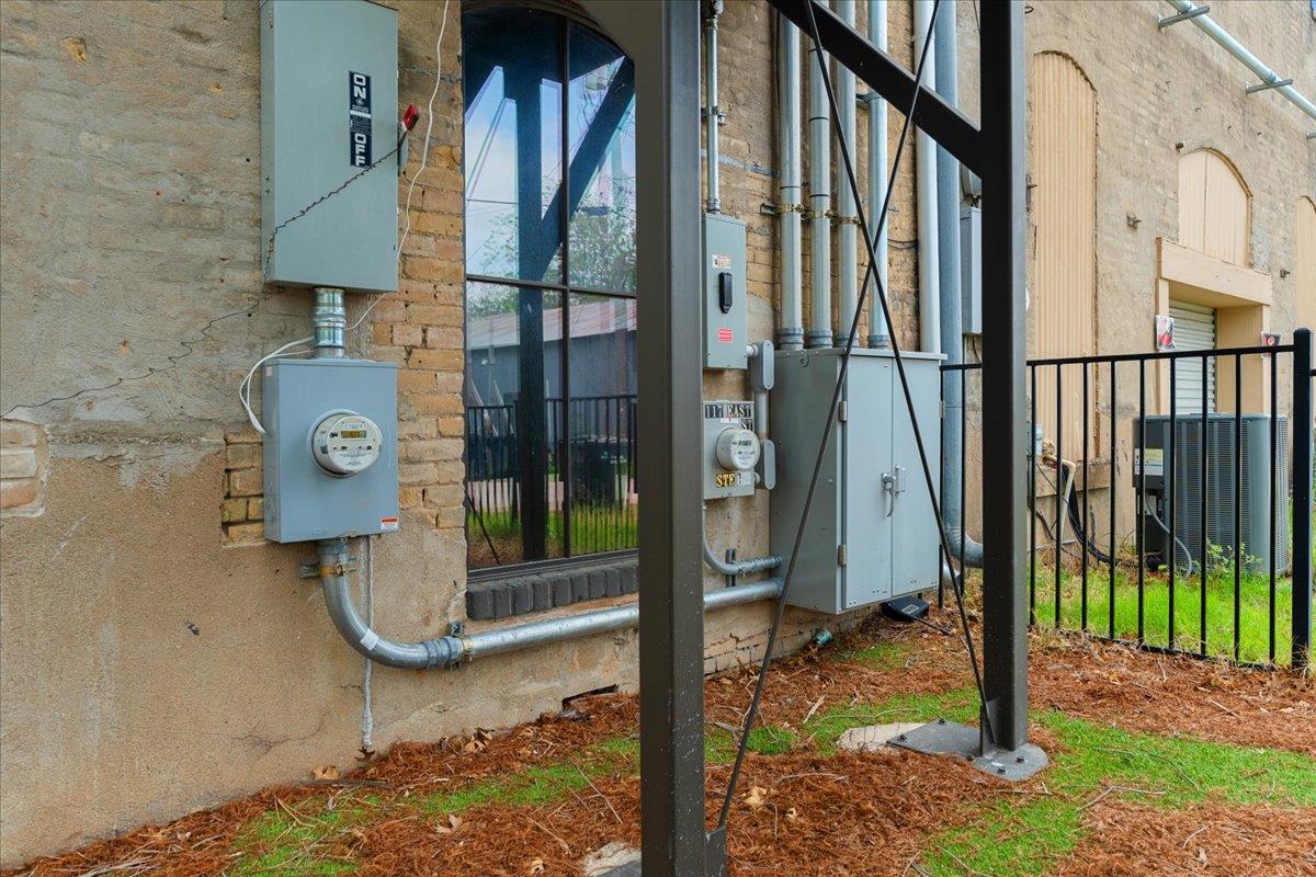 117 East St, Hutto, TX 78634