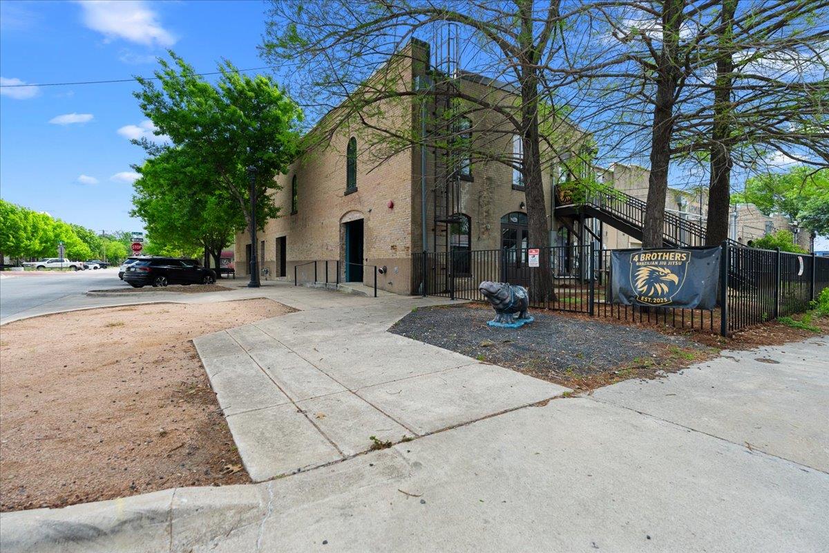 117 East St, Hutto, TX 78634