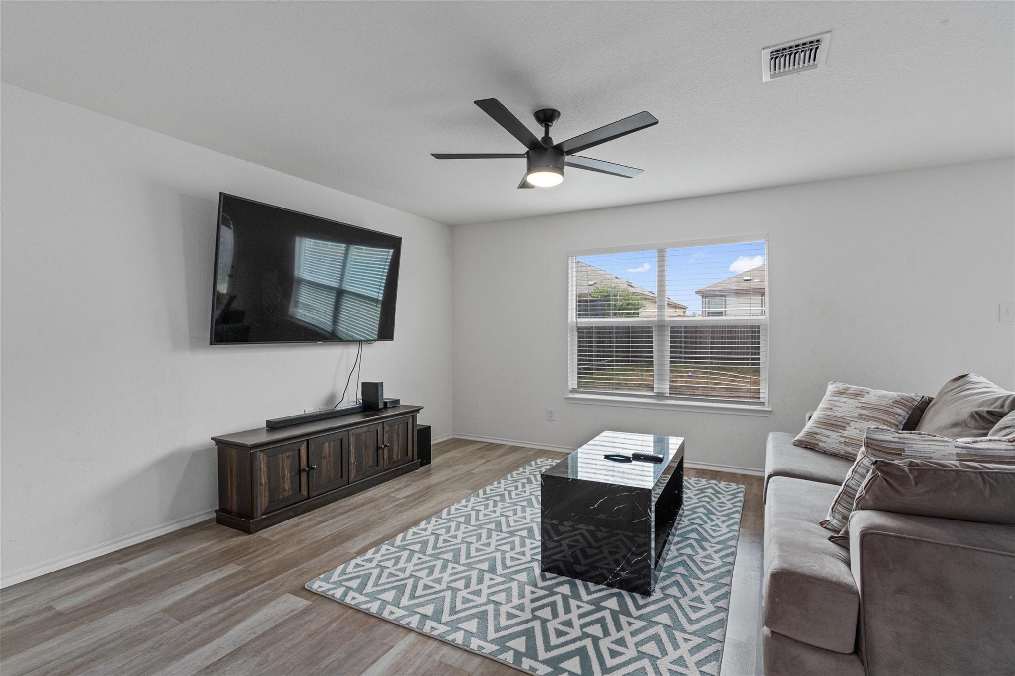 720 Bailey Park Dr, Jarrell, TX 76537