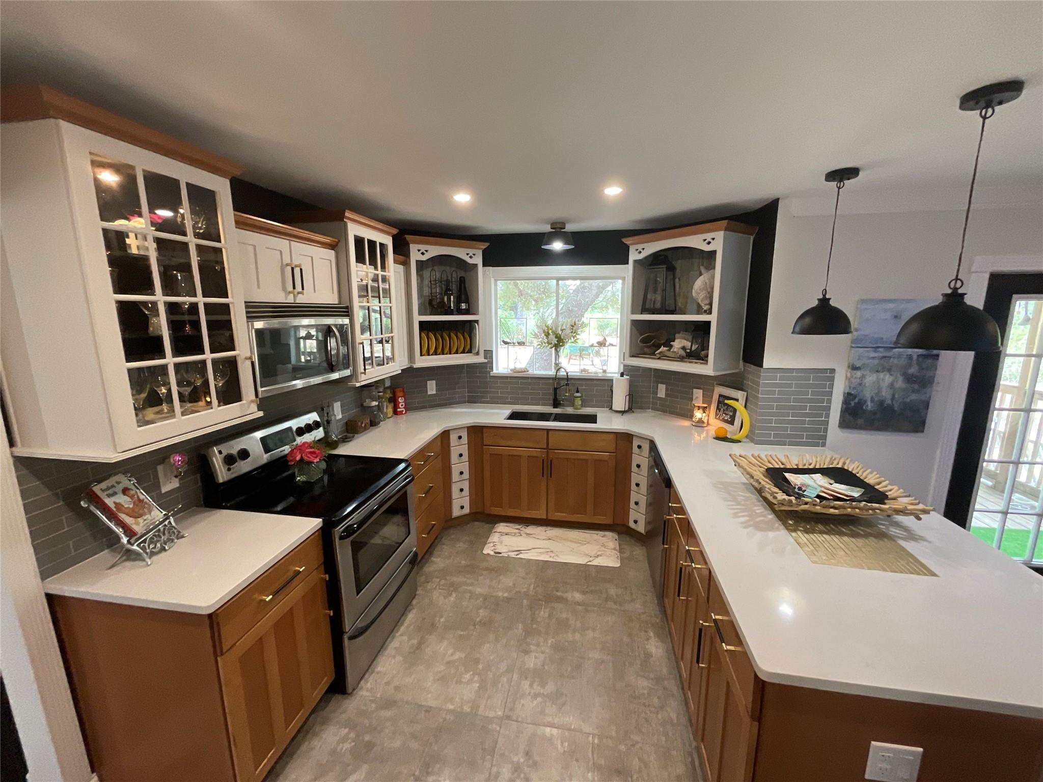 322-342 Whispering Woods Dr, Rockport, TX 78382