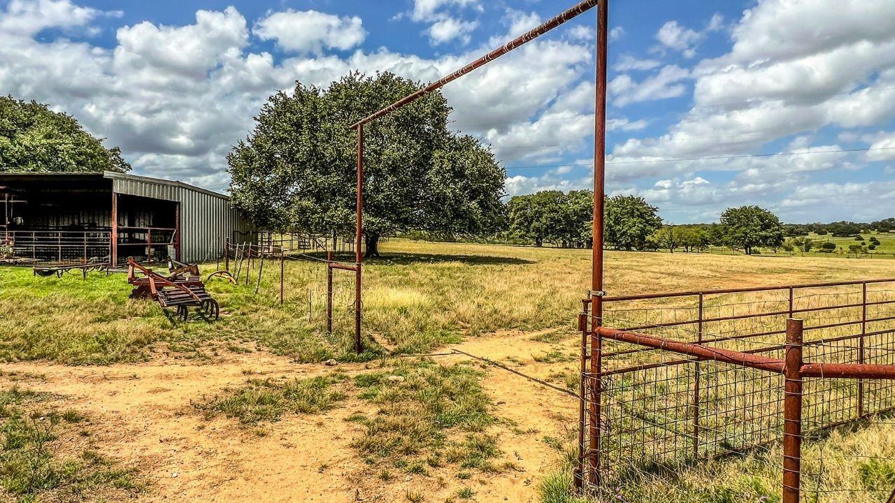 1220 County Road 225, Briggs, TX 78608