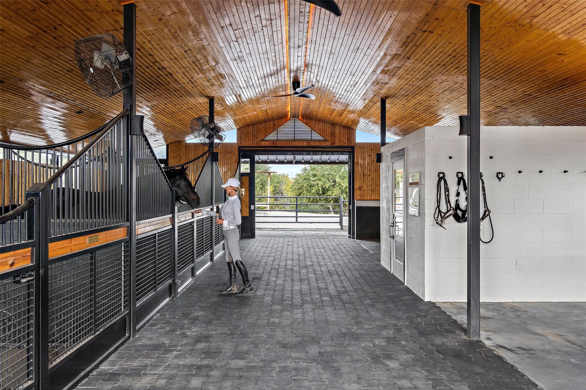 2412 Bee Creek Rd, Spicewood, TX 78669