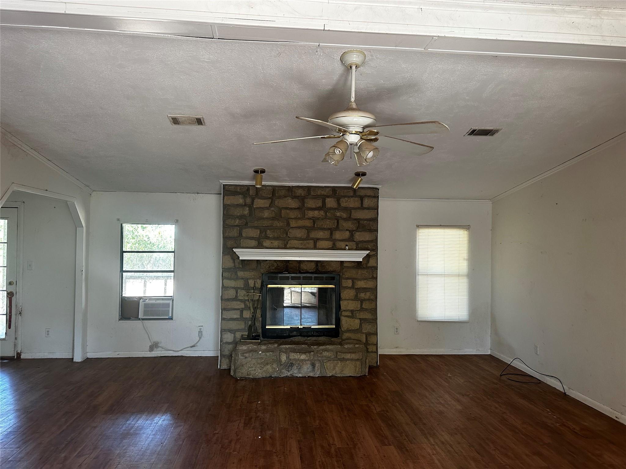 203 River Oaks Dr, Cedar Creek, TX 78612