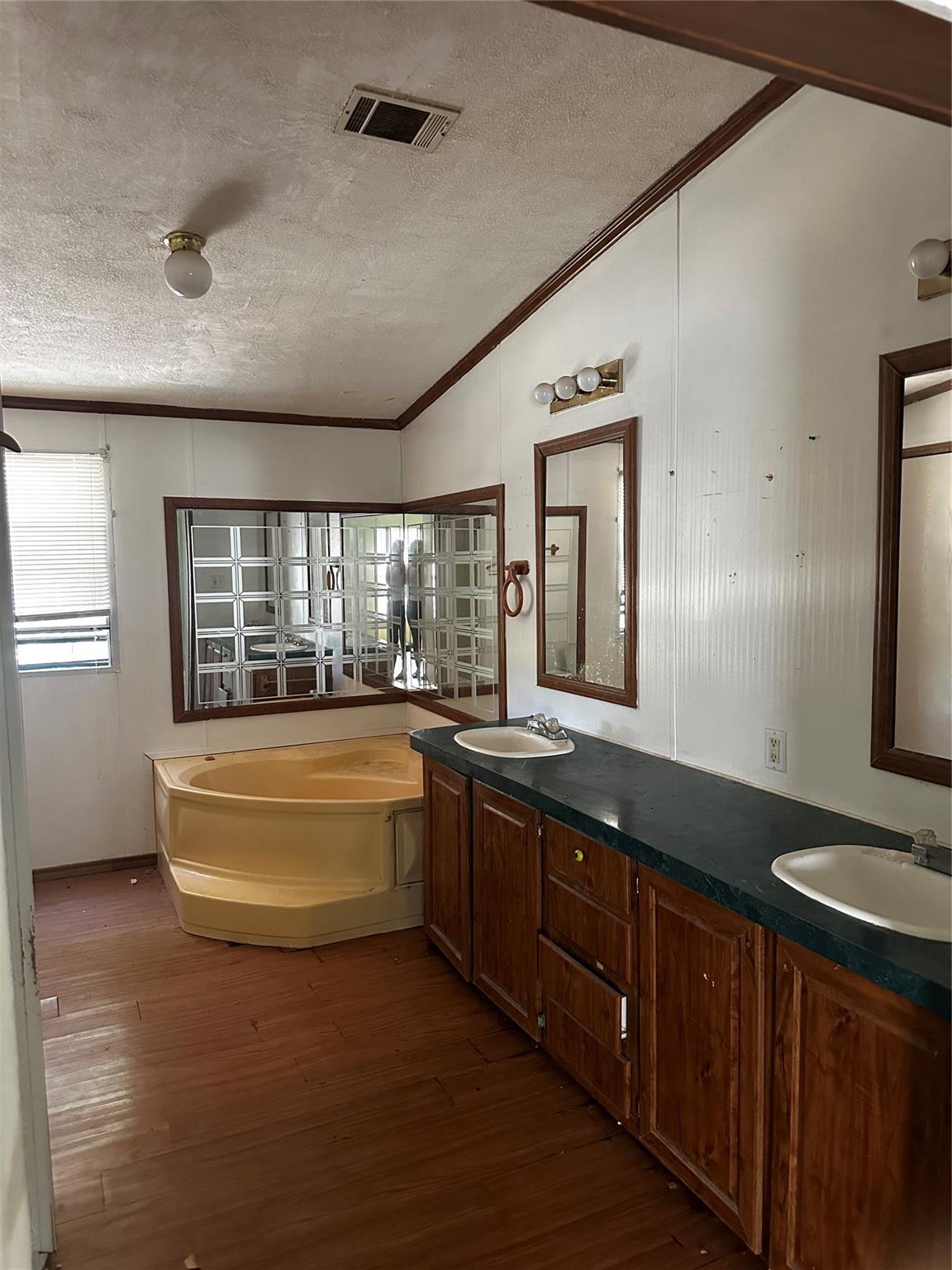 203 River Oaks Dr, Cedar Creek, TX 78612