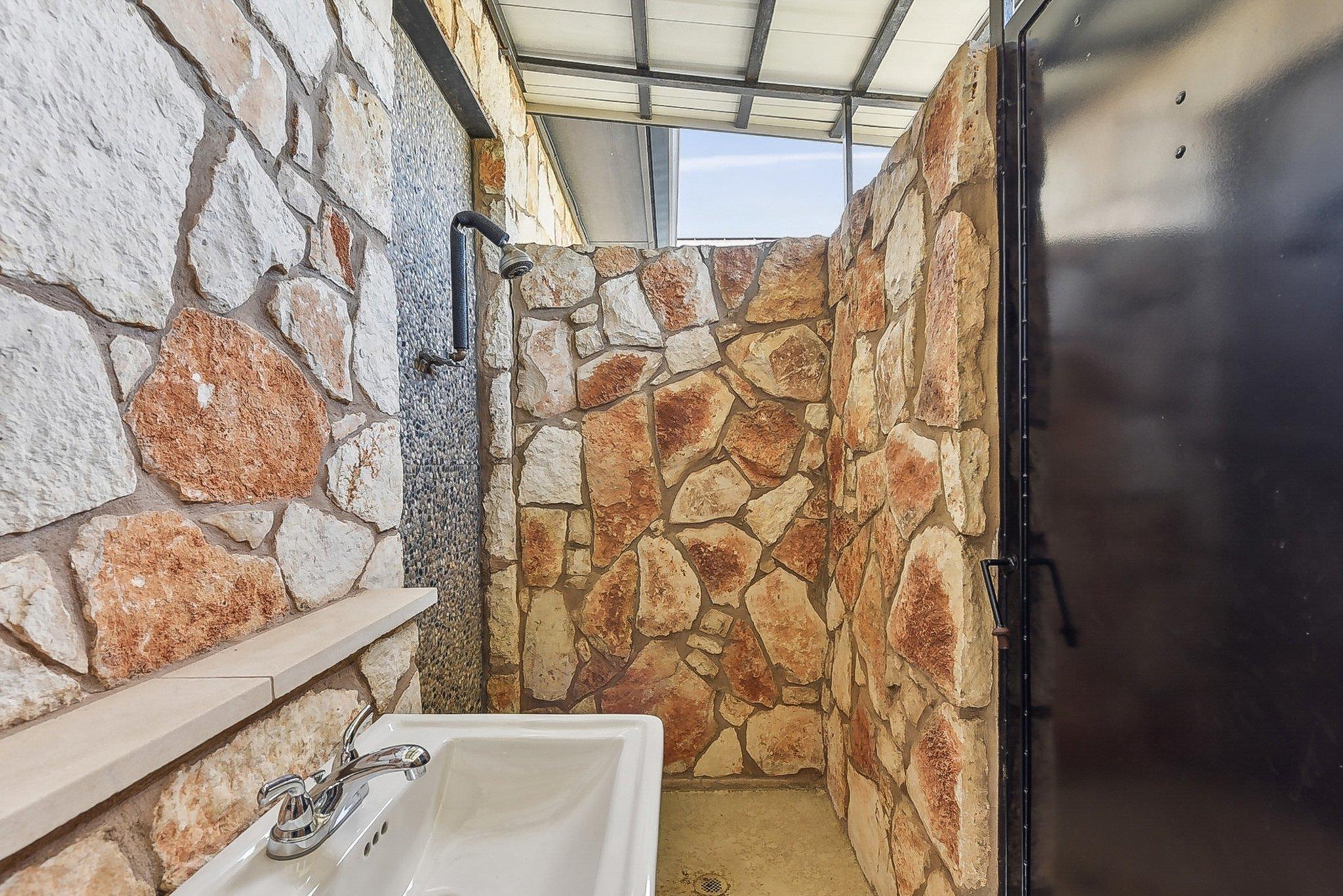 1612 Watercliffe Dr, Lago Vista, TX 78645