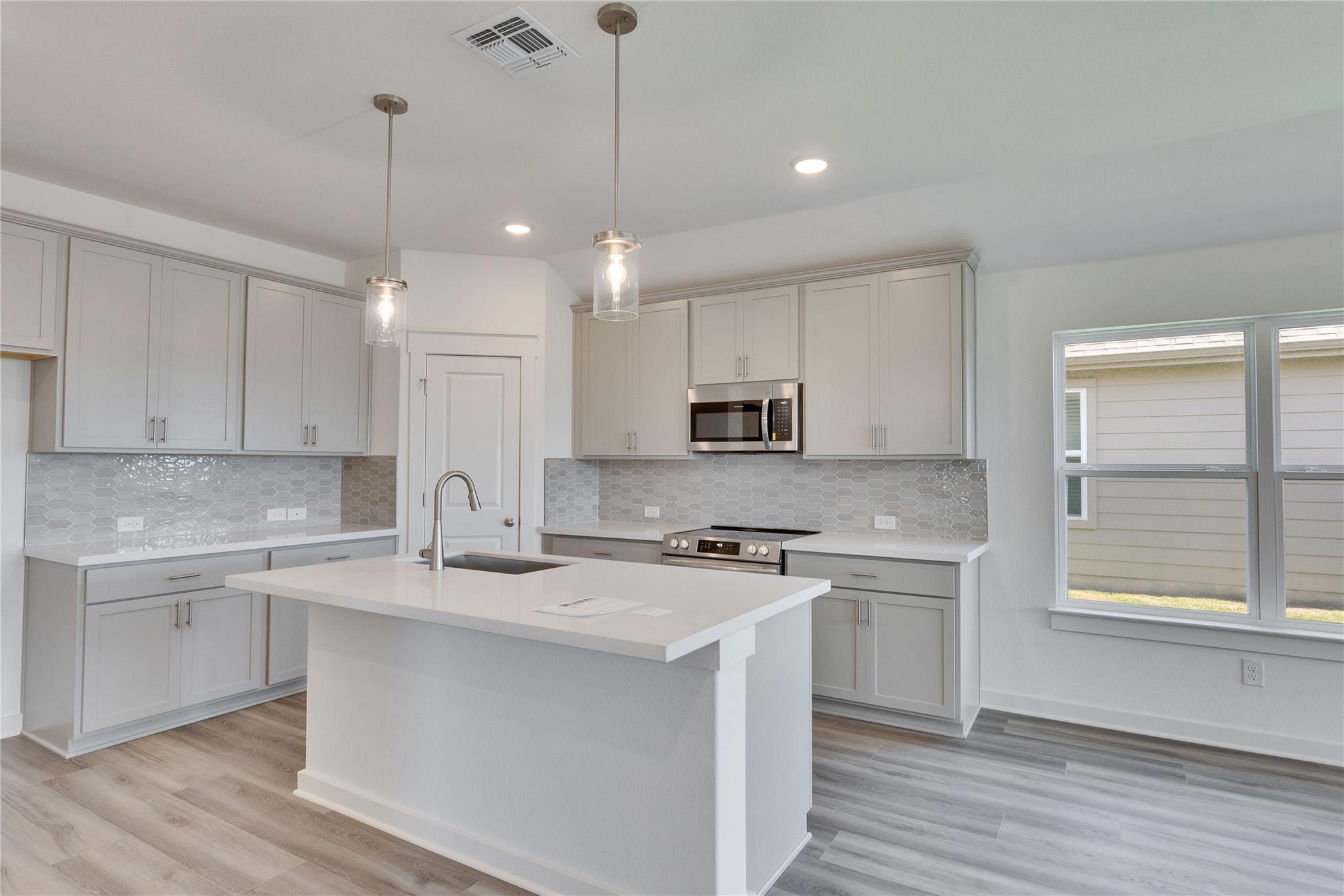 413 Red Wolf Dr, Jarrell, TX 76537