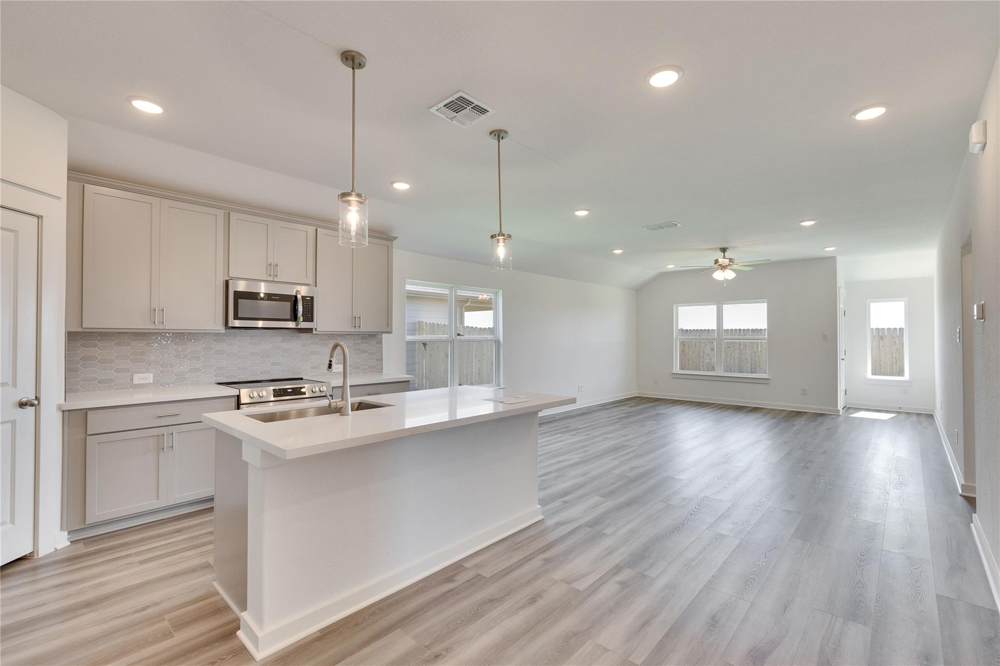 413 Red Wolf Dr, Jarrell, TX 76537