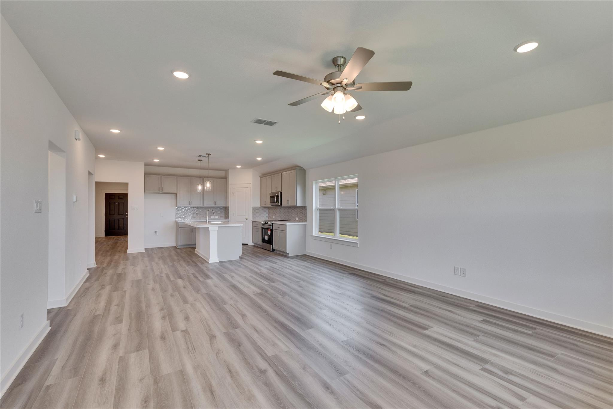 413 Red Wolf Dr, Jarrell, TX 76537