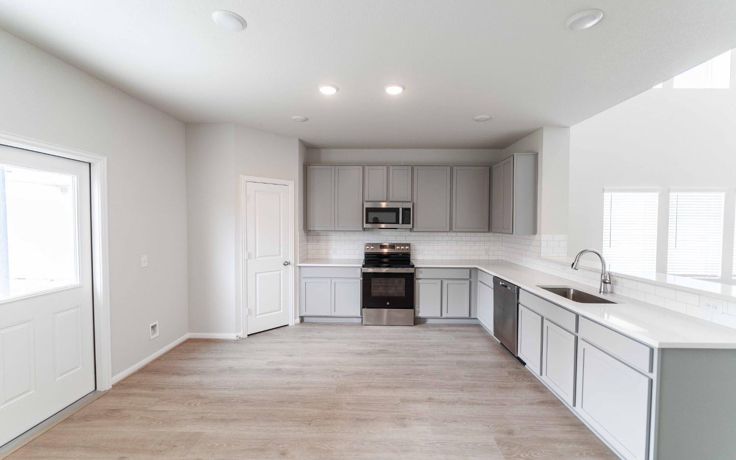 113 Cougar Hill Dr, Jarrell, TX 76537