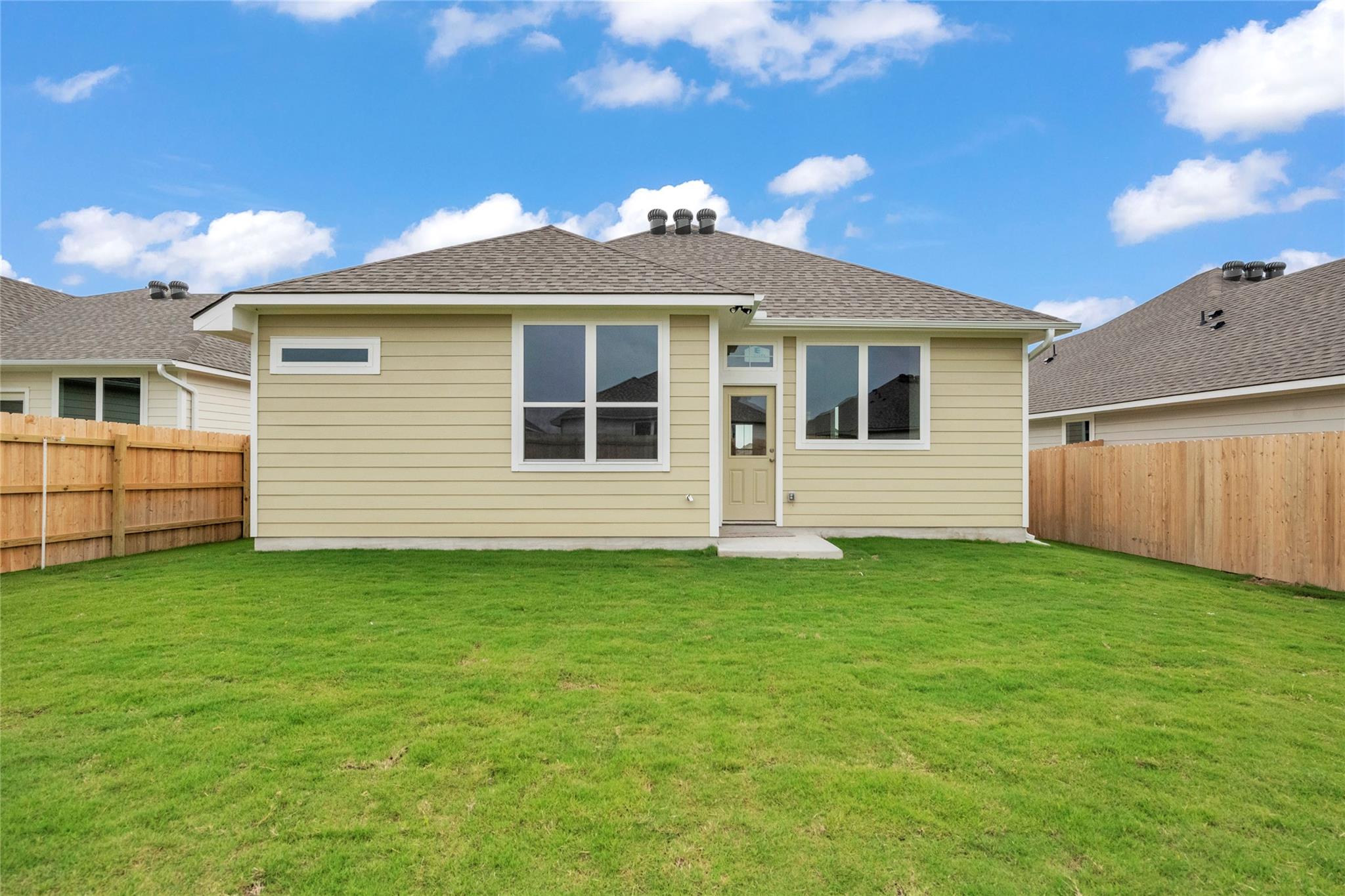 133 Walk Way Dr, Jarrell, TX 76537