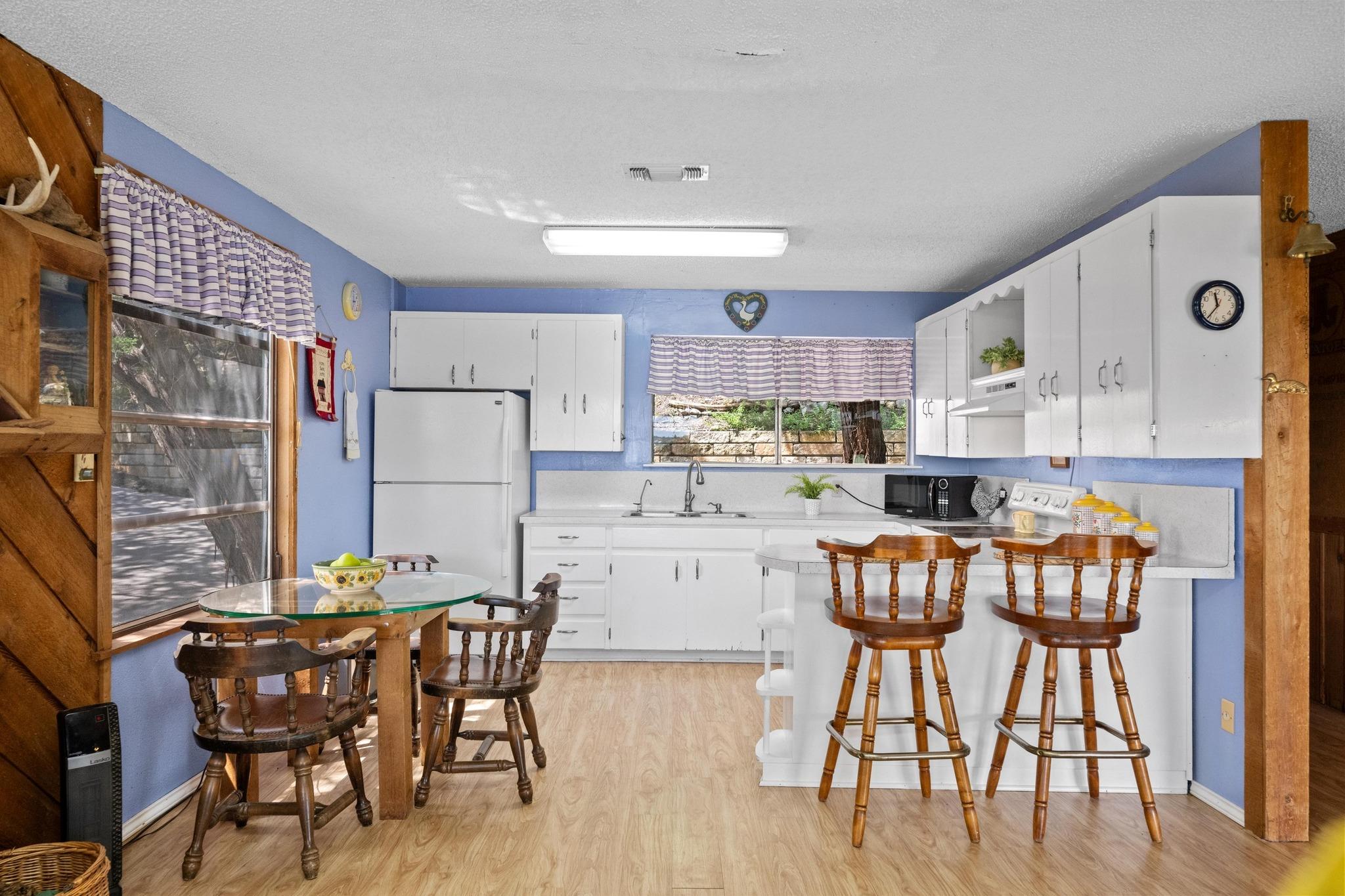 20926 W Lakeshore Dr, Spicewood, TX 78669
