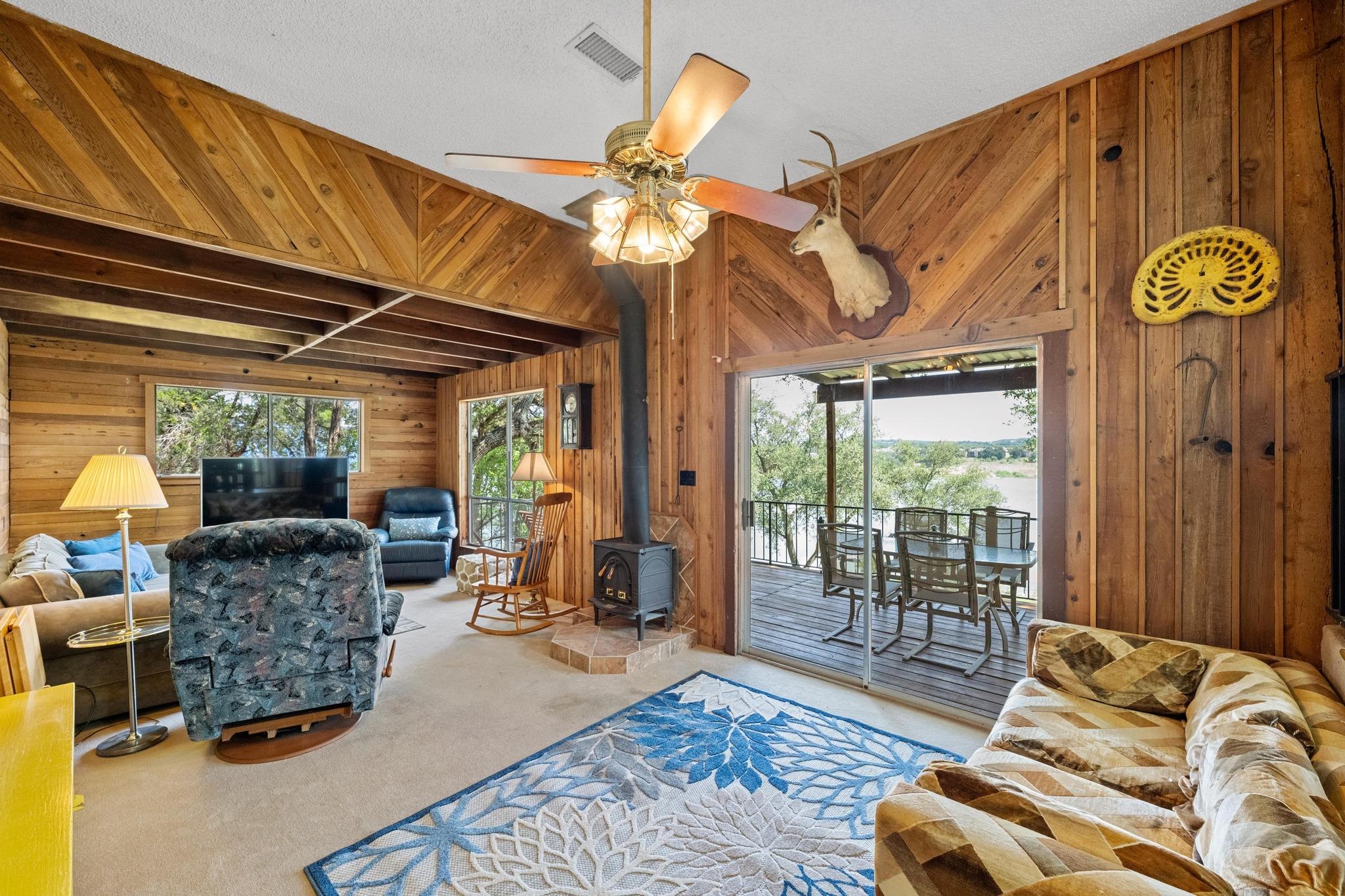 20926 W Lakeshore Dr, Spicewood, TX 78669